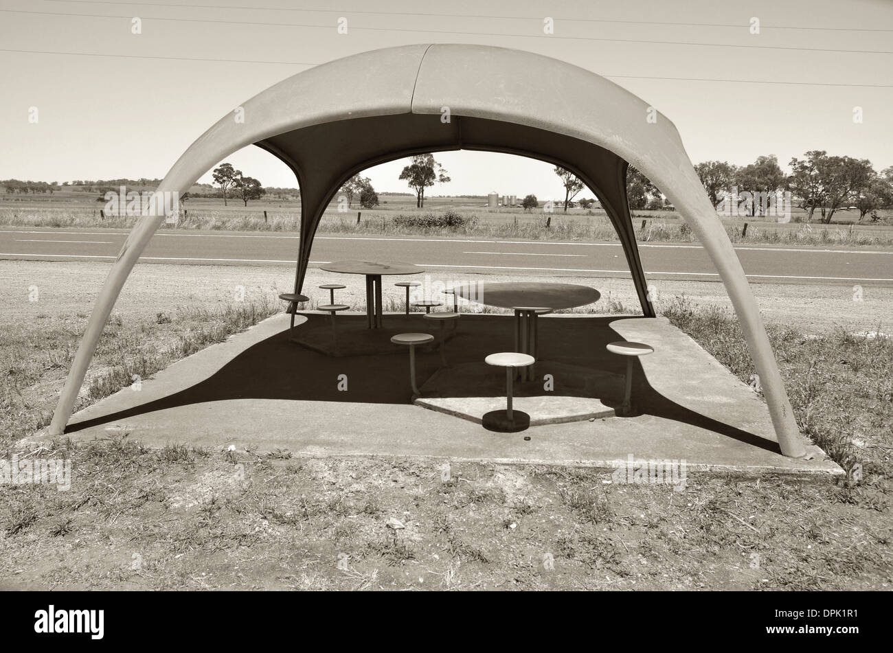 Bizarre Picknickschutz im modernistischen Stil in Warwick, Queensland, Australien in sepia Stockfoto