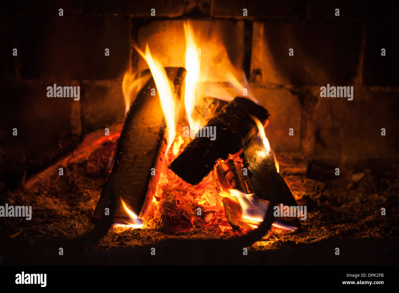 Natürliche Fotohintergrund mit Feuer im Kamin Stockfoto