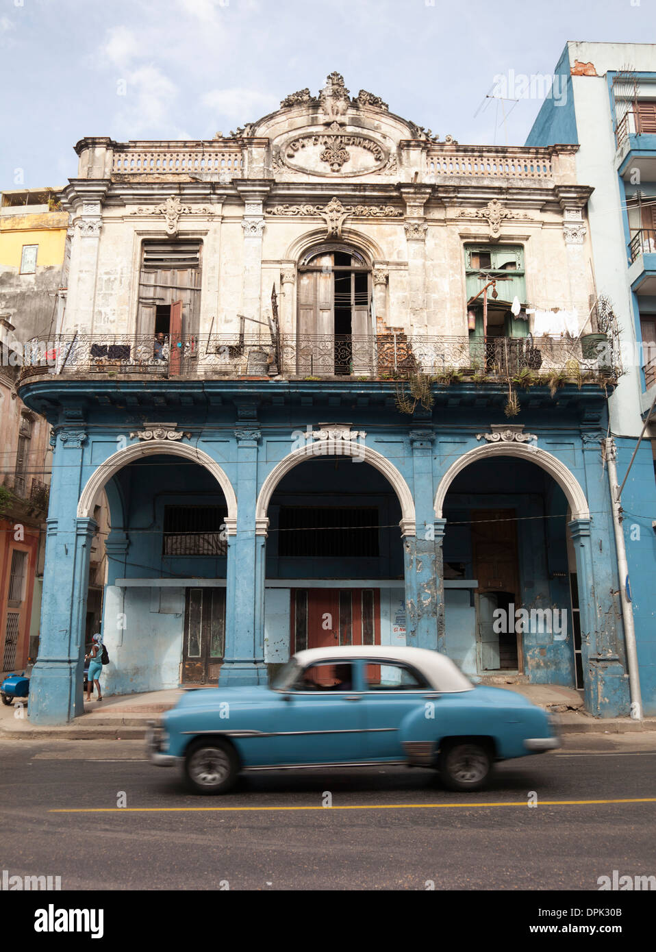 Amerikanische Oldtimer pass Periode Kolonialbauten in der Straße von Havanna, Kuba Stockfoto