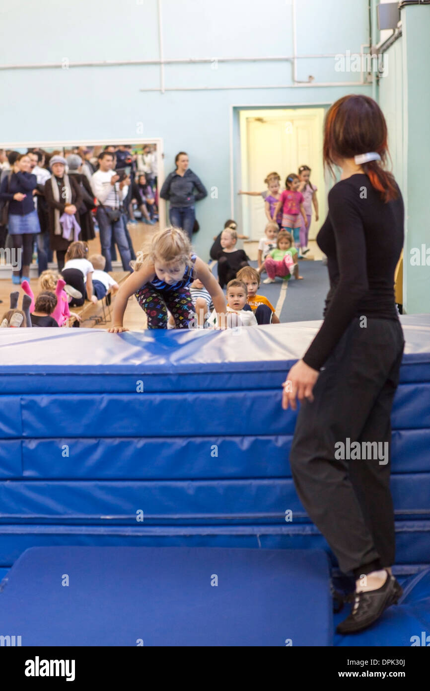 Russische Sportschule für Kinder, Gymnastik. Offene Lektion für Eltern beobachten Stockfoto