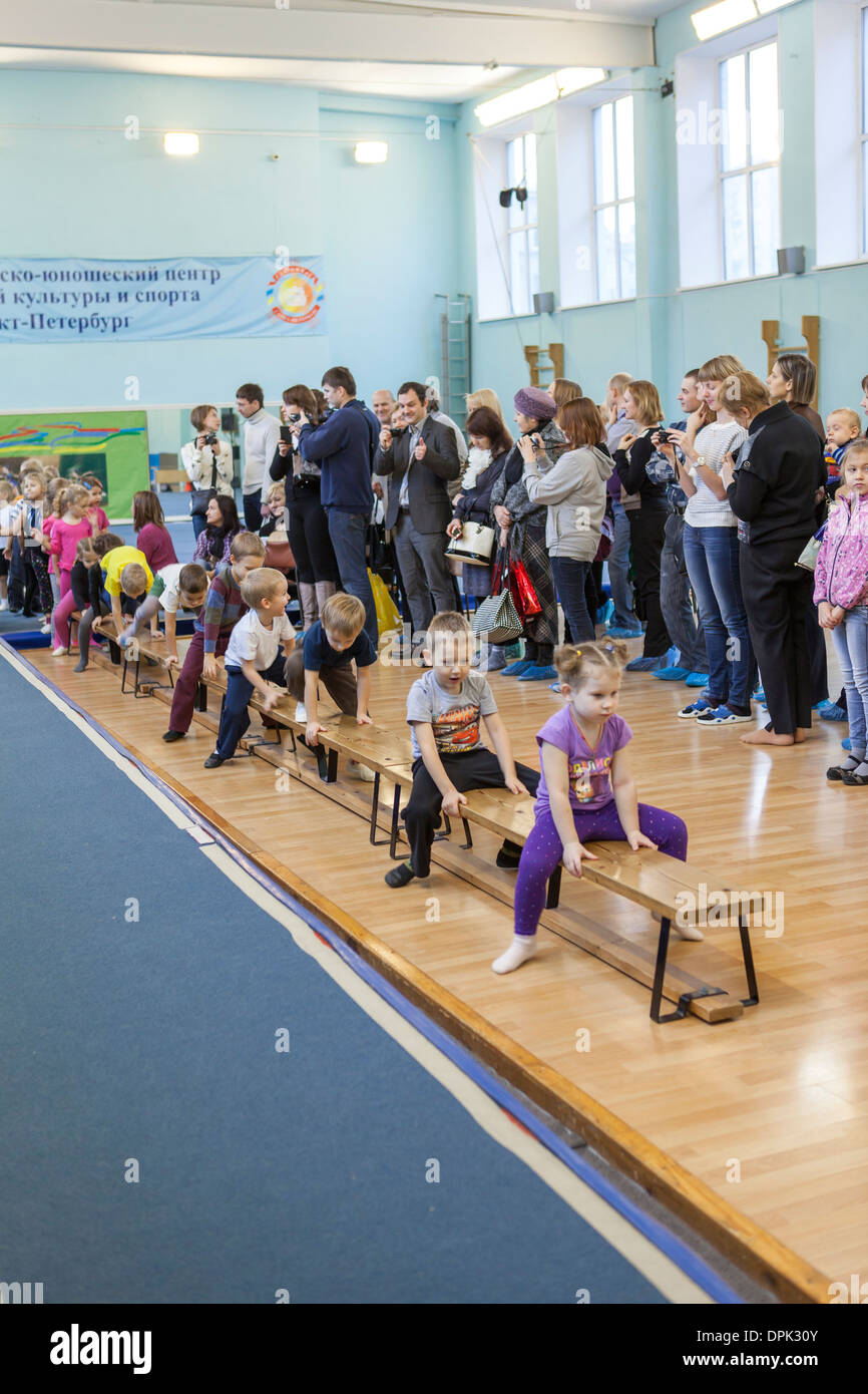 Russische Sportschule für Kinder, Gymnastik. Offene Lektion für Eltern beobachten Stockfoto