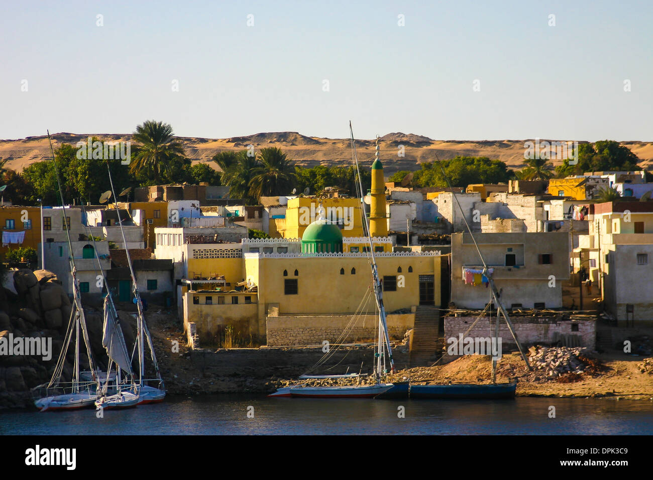 Feluken gefesselt auf Elephantine Insel Siedlung am Nil in Assuan, Ägypten. Stockfoto