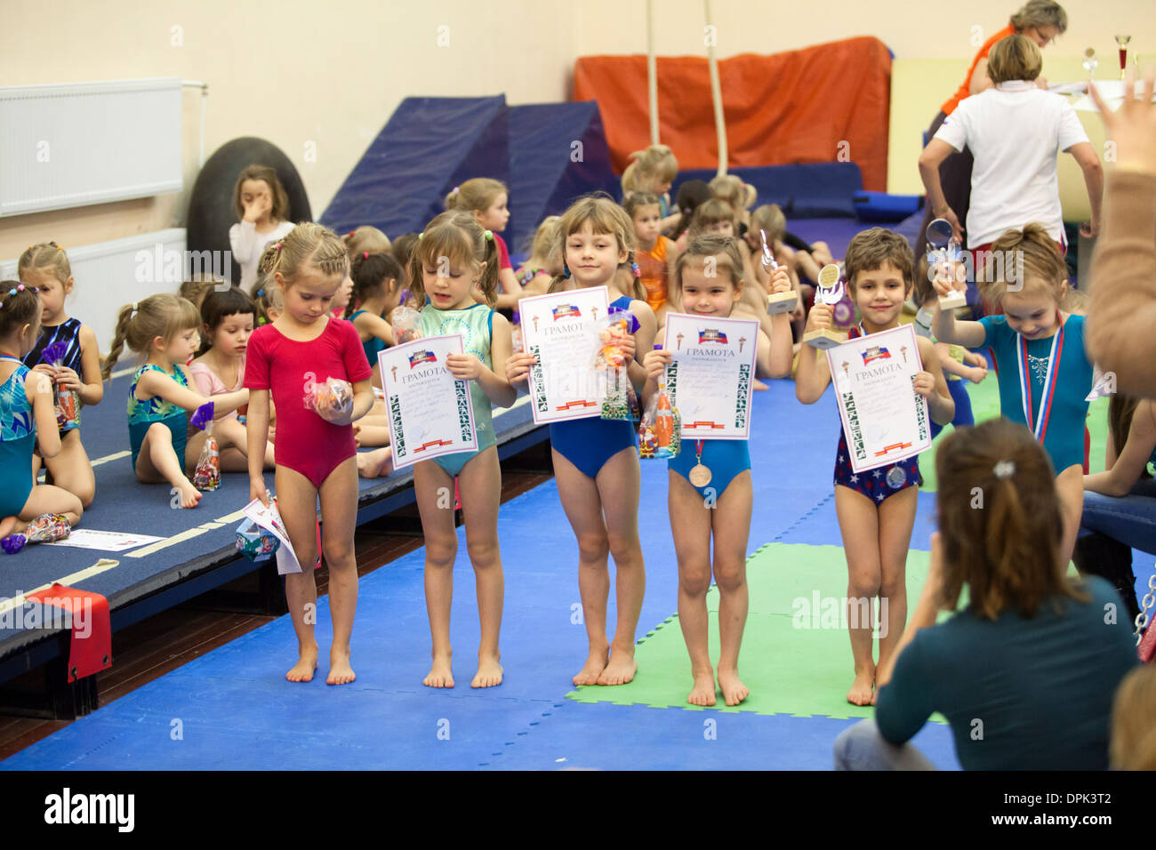 Vergabe der Gewinner des Wettbewerbs in der Gymnastik für Mädchen von vier bis fünf Jahre, St. Petersburg, Russland Stockfoto