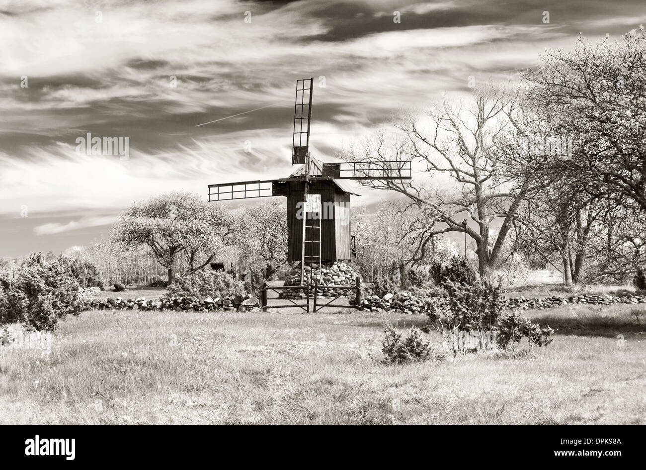 Windmühle, umgeben von Garten, Steinhaus in Saaremaa, Estland. Stockfoto