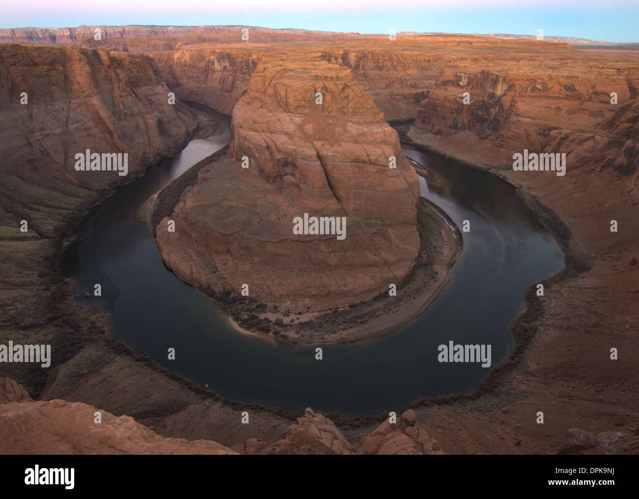 Weiten Blick über Horseshoe Bend auf dem Colorado River in der Nähe von Page Arizona USA. Stockfoto