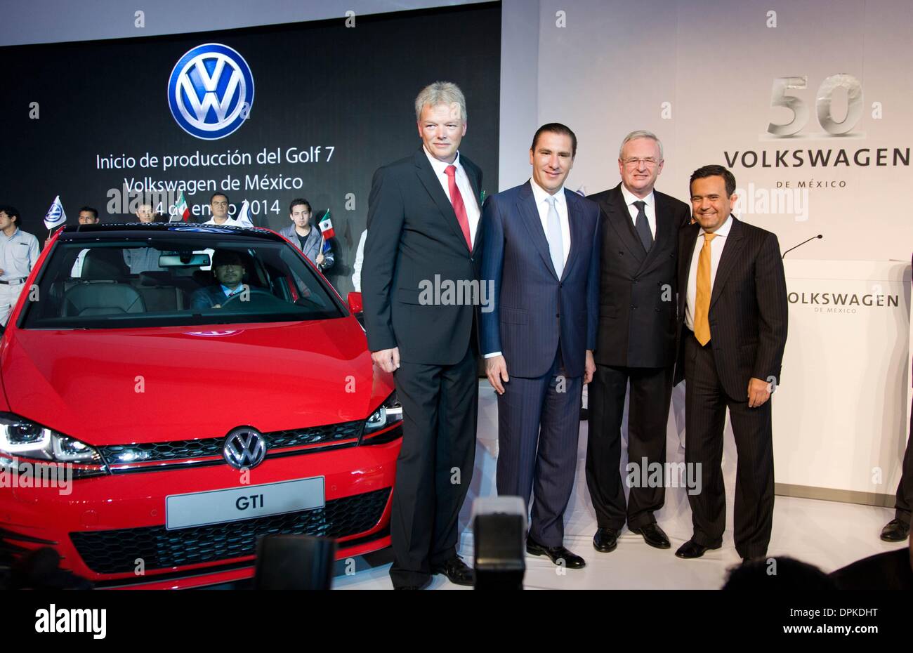 HANDOUT - zeigt ein Handout Bild von Volkswagen zur Verfügung gestellt, Vorstandsvorsitzende von Volkswagen de México, Andreas Hinrichs (L-R), den Gouverneur von Puebla, Rafael Moreno Valle, CEO der Volswagen AG, Martin Winterkorn und der Minister der ökonomischen Angelegenheiten der Mexcio, Ildefonso Guajardo neben den ersten Volkswagen Golf 7, die im Volkswagen-Werk in Puebla, Mexiko, 14. Januar 2014 in Mexiko produziert wurde. An diesem Tag Volkswagen de México feiert ist es 50. Geburtstag. Stockfoto