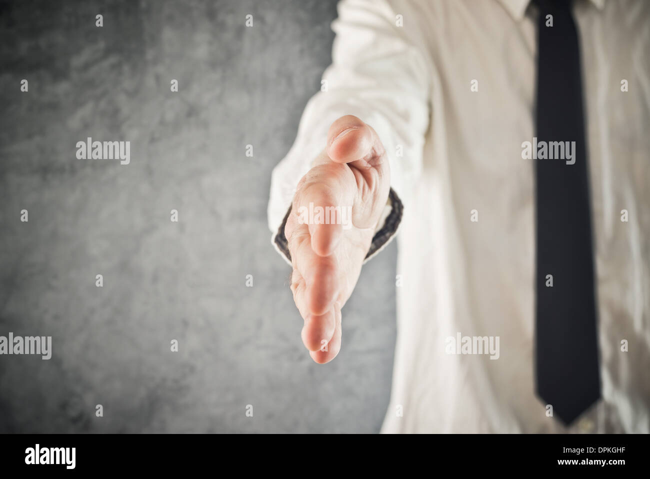 Geschäftsmann bietet Hand für einen Händedruck, selektiven Fokus. Kommunikation, Einführung oder Vereinbarung Geschäftskonzept. Stockfoto