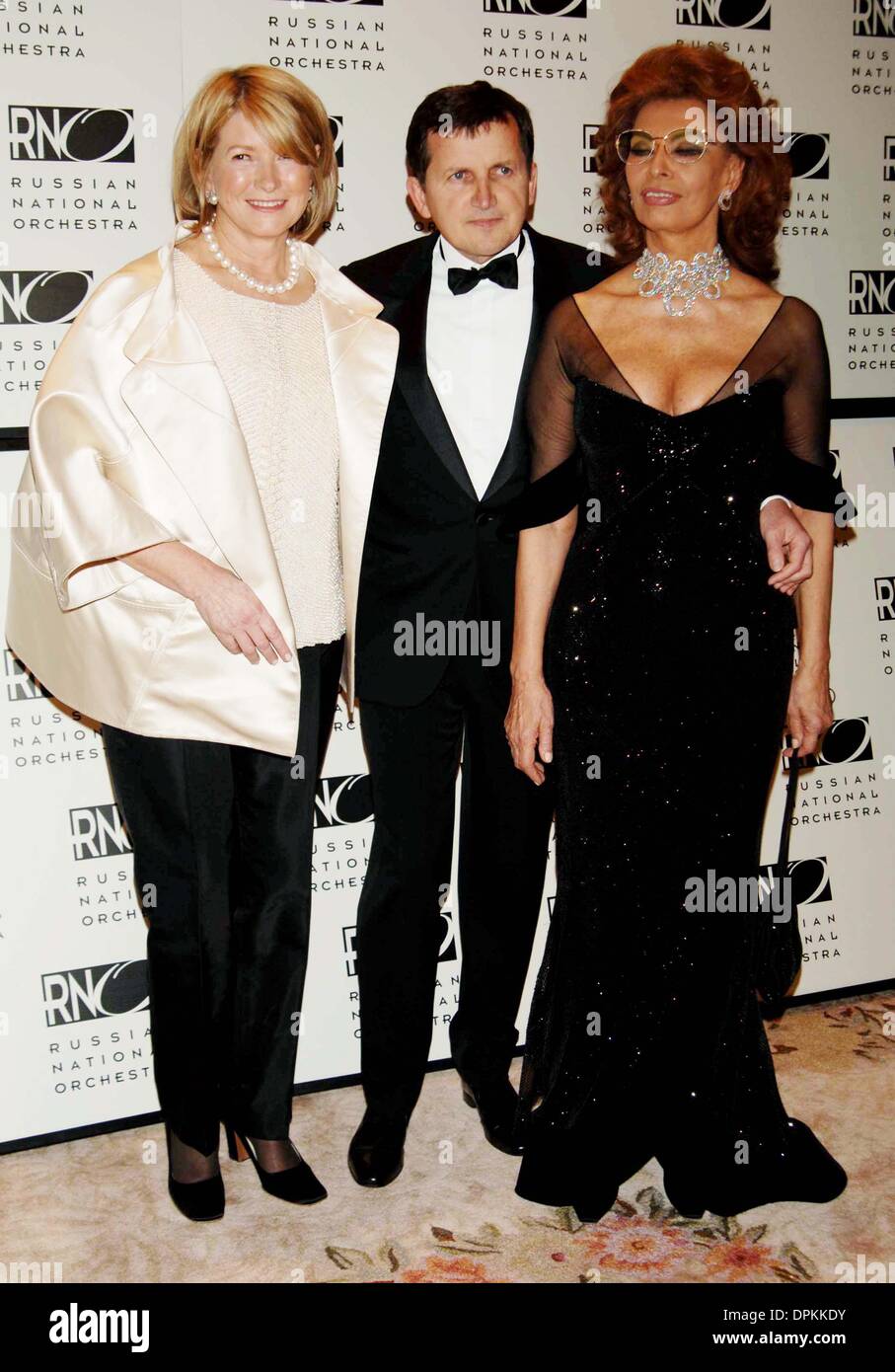 8. März 2006 - New York, NEW YORK - K47137AR. Die russischen nationalen Orchestrea 15. Jubiläums-Gala im St. Regis Hotel, New York City 07.03.2006. ANDREA RENAULT-MARTHA STEWART SOPHIA LOREN CHARLES SIMONYI (Kredit-Bild: © Globe Photos/ZUMAPRESS.com) Stockfoto