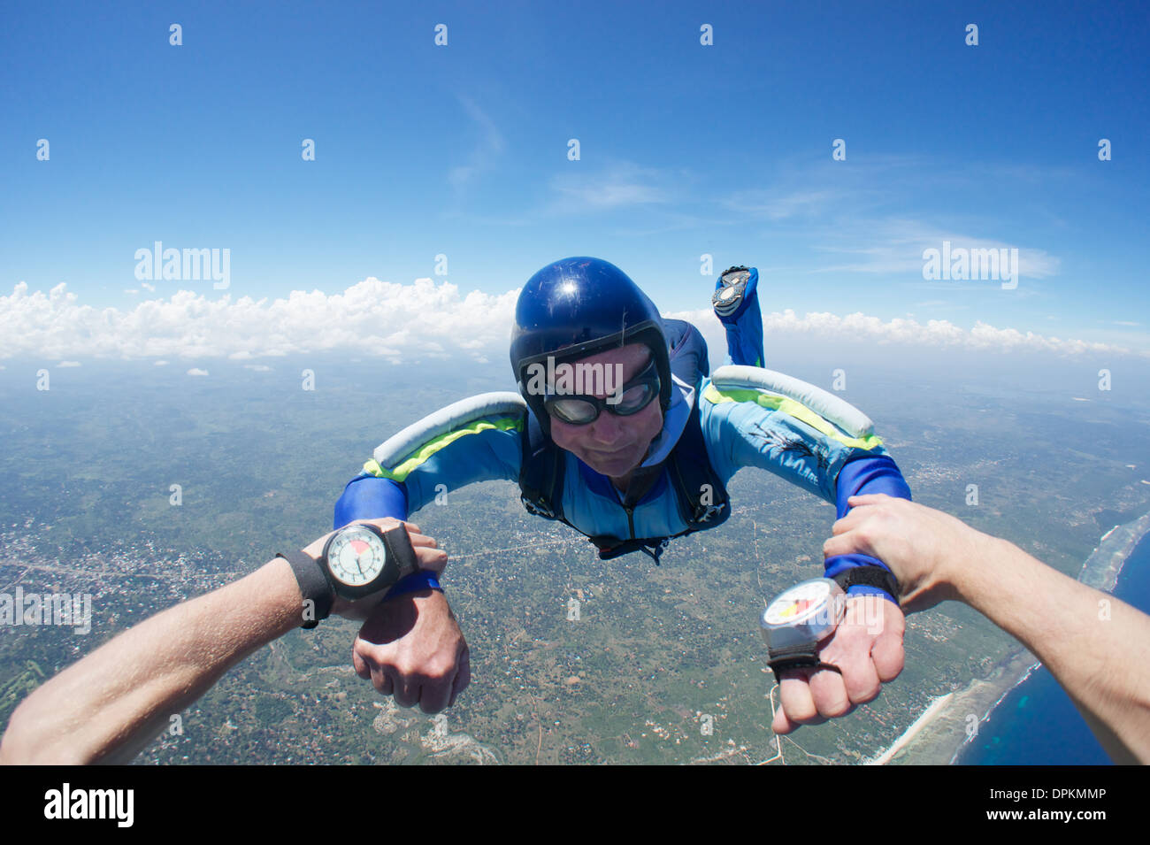 Fallschirmspringer in Bildung verknüpft über Diani Beach, Kenia Stockfoto