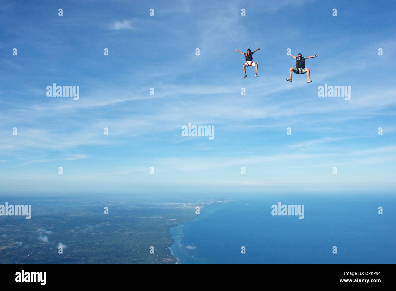 Fallschirmspringer Freeflying über Diani Beach, Kenia Stockfoto