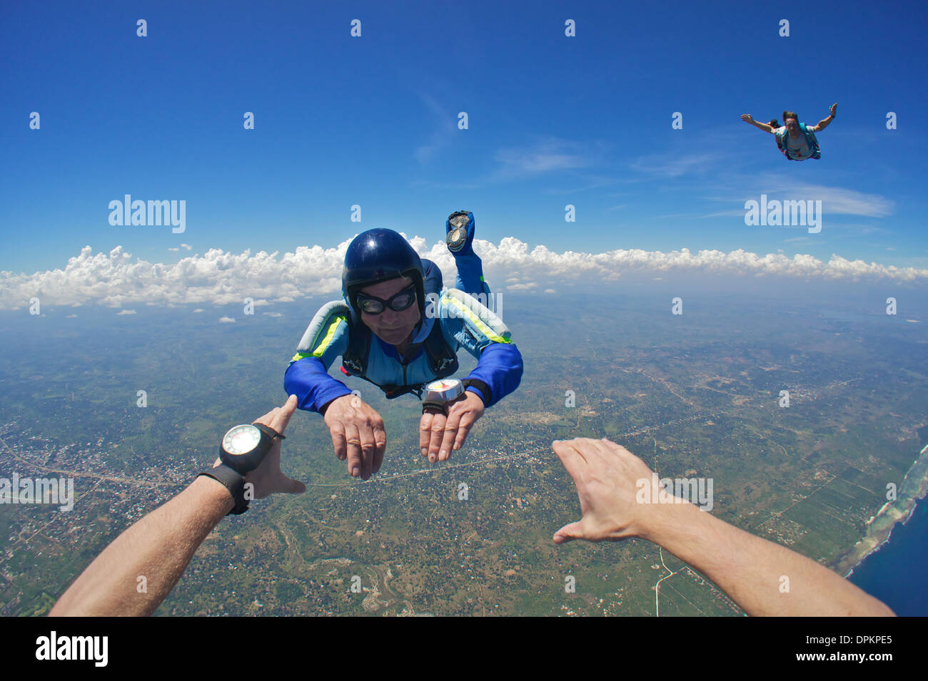 Fallschirmspringer Verknüpfung in Formation über Diani Beach, Kenia Stockfoto