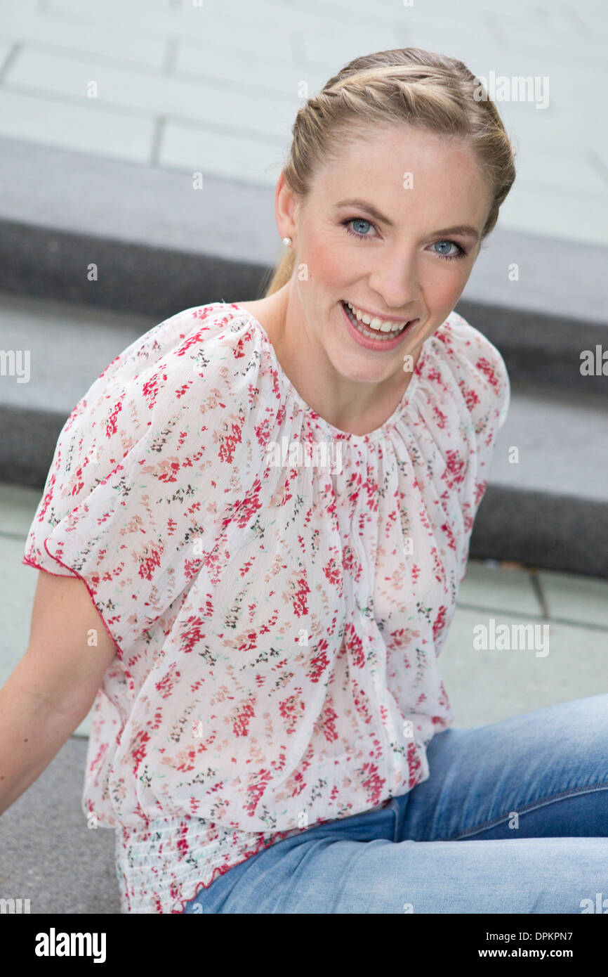 Portrait von junge Frau sitzt auf der Treppe Stockfoto