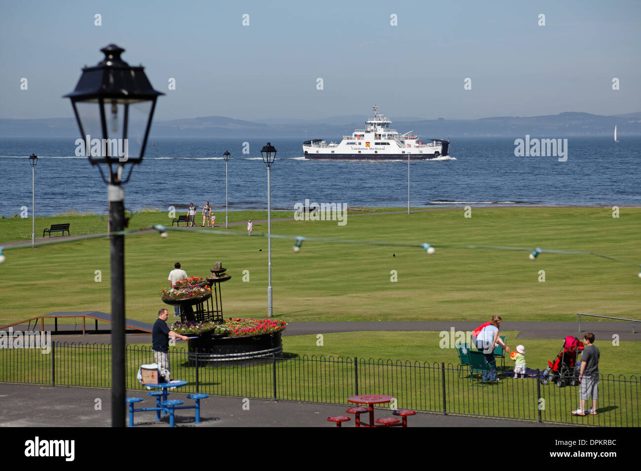 Caledonian Macbrayne Fähre Ankunft am Stadt Largs am Firth of Clyde nach dem Segeln aus größeren Cumbrae, Schottland, Großbritannien Stockfoto