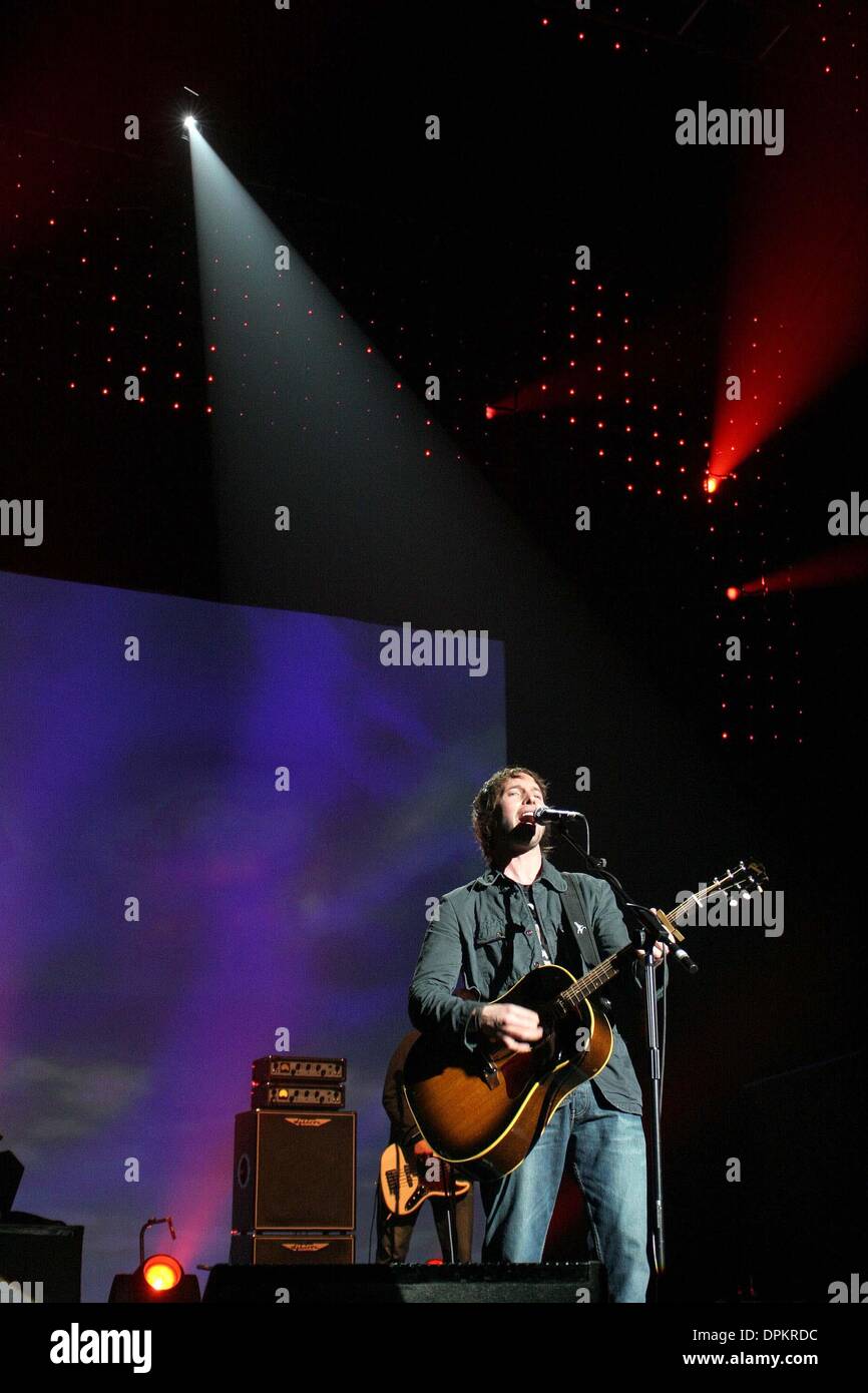 20. Februar 2006 - London, Vereinigtes Königreich - K46890. JAMES BLUNT-LIVE KONZERT-BRIXTON ACADEMY, BRIXTON, LONDON, UK 18.02.2006. CHRIS AUBREY-LINK-JAMES BLUNT(Credit Image: © Globe Photos/ZUMAPRESS.com) Stockfoto