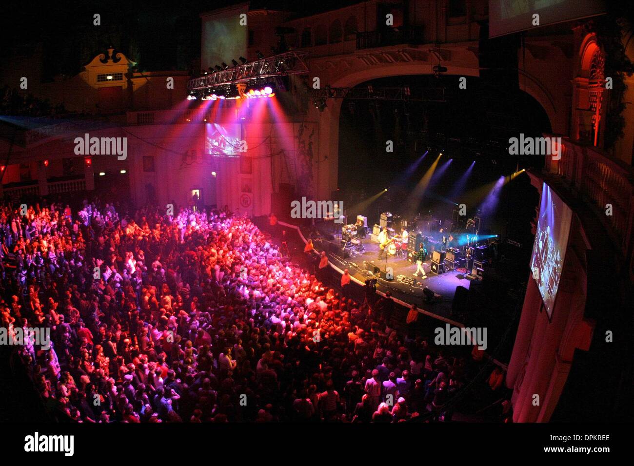 20. Februar 2006 - London, Vereinigtes Königreich - K46891. NME AWARDS TOUR 2006-BRIXTON ACADEMY, BRIXTON, LONDON, UK 17.02.2006. CHRIS AUBREY-LINK-MYSTERY JETS (Kredit-Bild: © Kugel-Photos/ZUMAPRESS.com) Stockfoto