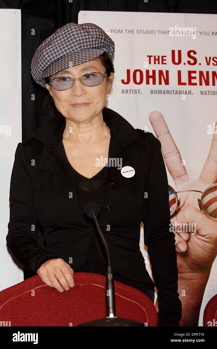 6. September 2006 - New York, New York, USA - Yoko Ono Restaurantassoziation die Öffnung von ihrem Film den USA Vs JOHN LENNON, die über den Frieden Protest unter der Leitung von ihrem Ehemann John Lennon gegen den Vietnam-Krieg und die Nixon-Administration bei einer Presser im Regency Hotel in Manhattan am 6. September 2006 ist... Andrea Renault K49579AR (Kredit-Bild: © Globe Photos/ZUMAPRESS.com) Stockfoto