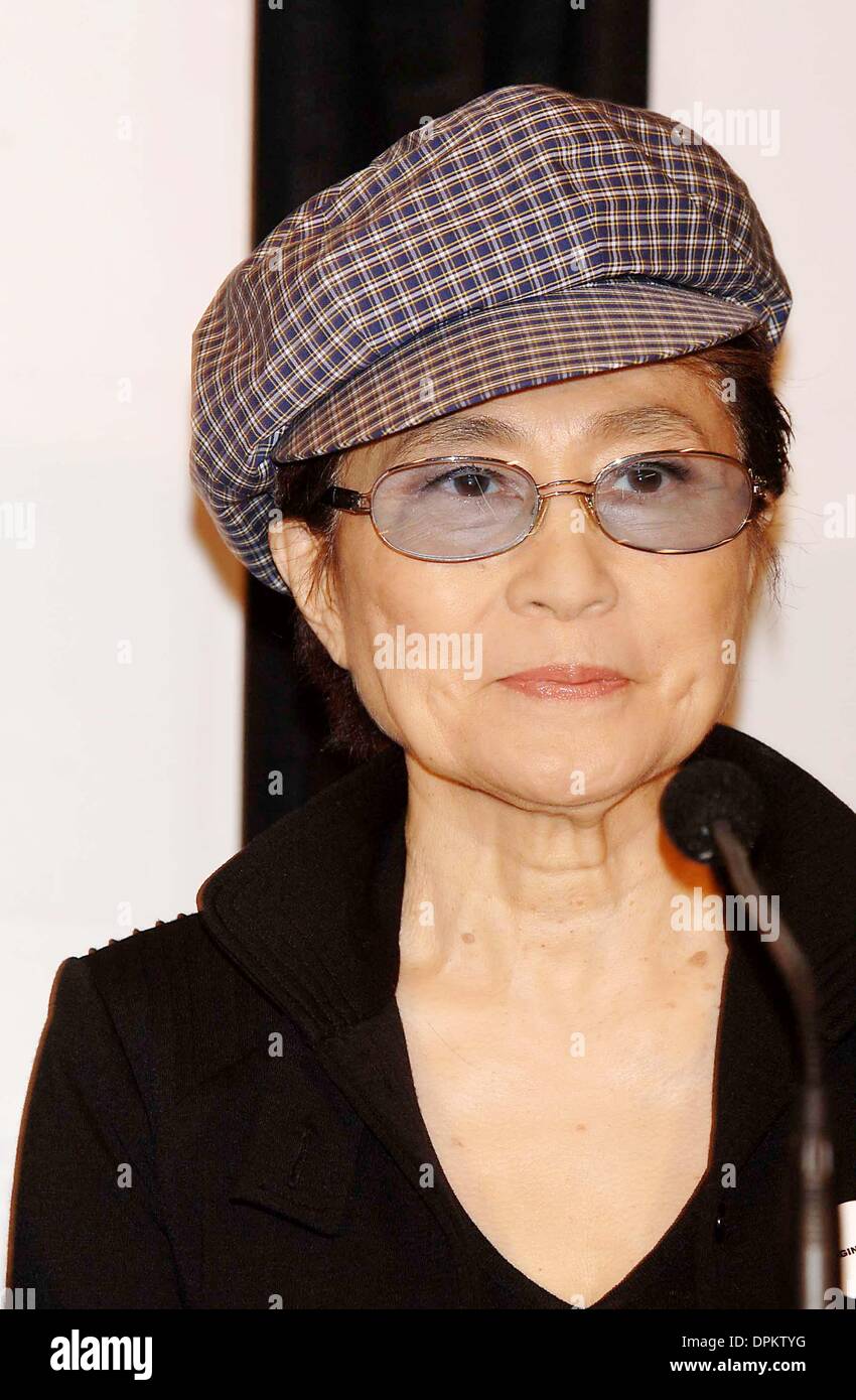 6. September 2006 - New York, New York, USA - Yoko Ono Restaurantassoziation die Öffnung von ihrem Film den USA Vs JOHN LENNON, die über den Frieden Protest unter der Leitung von ihrem Ehemann John Lennon gegen den Vietnam-Krieg und die Nixon-Administration bei einer Presser im Regency Hotel in Manhattan am 6. September 2006 ist... Andrea Renault K49579AR (Kredit-Bild: © Globe Photos/ZUMAPRESS.com) Stockfoto