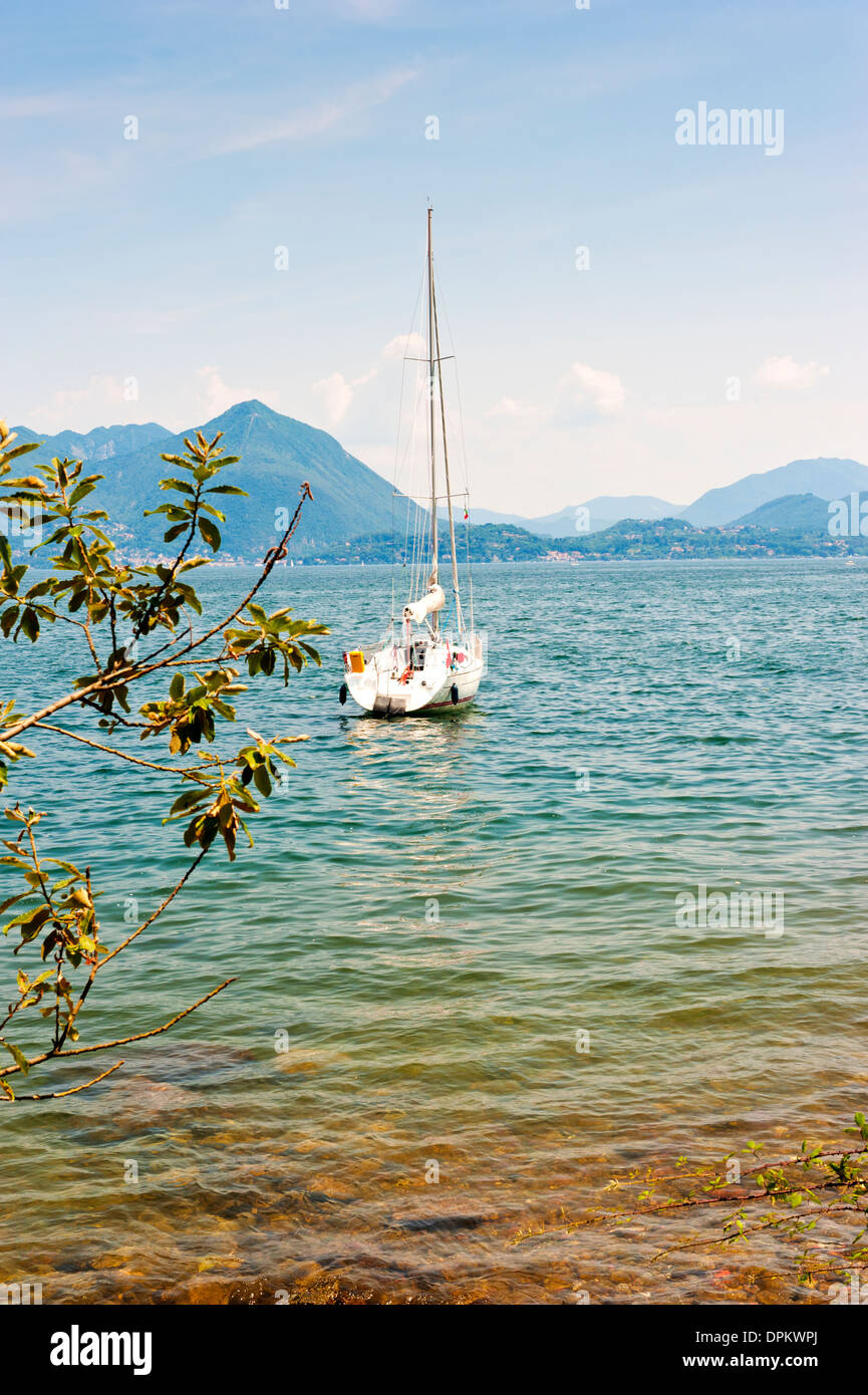 Yacht vor Anker am Lago Maggiore, Italien Stockfoto