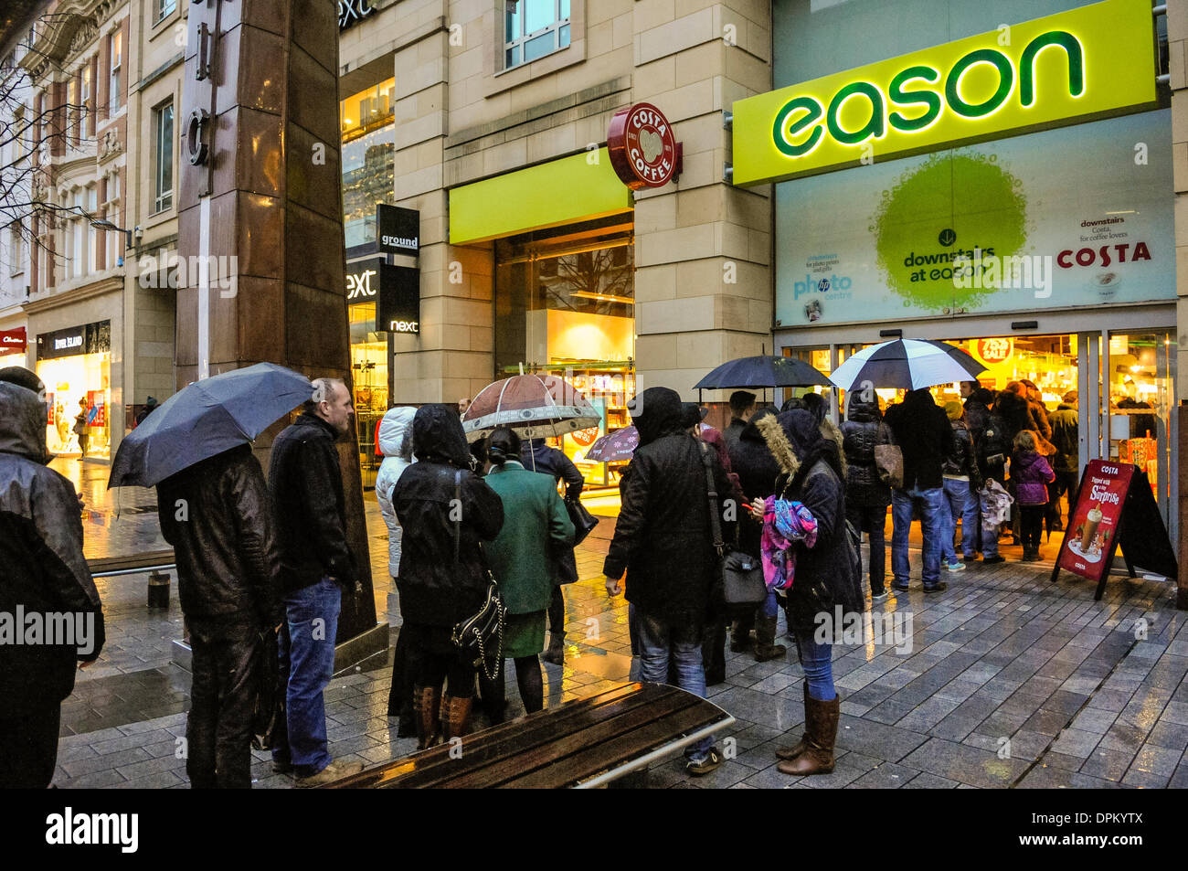 Belfast, Nordirland. 14. Januar 2014 - Hunderte von Menschen Warteschlange um Kommandant Chris Hadfield treffen, wie er seine Zeichen buchen "An Astronaut Leitfaden zu Leben auf der Erde" Credit: Stephen Barnes/Alamy Live News Stockfoto