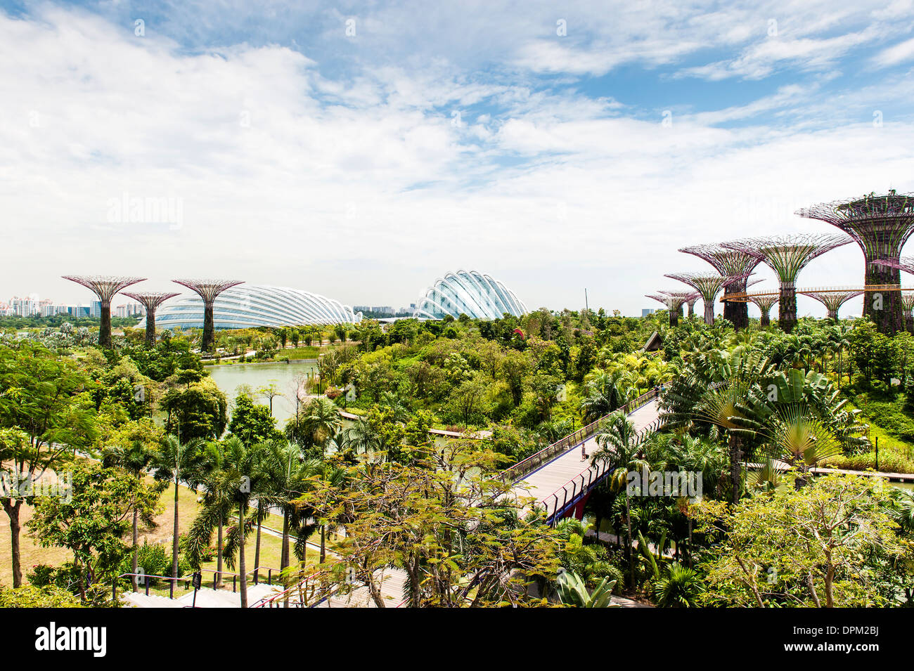 Panorama Blick auf die Gärten an der Bucht in Singapur. Die Solar Bäume im Hain Supertree wurden im Juni 2013 hinzugefügt. Stockfoto