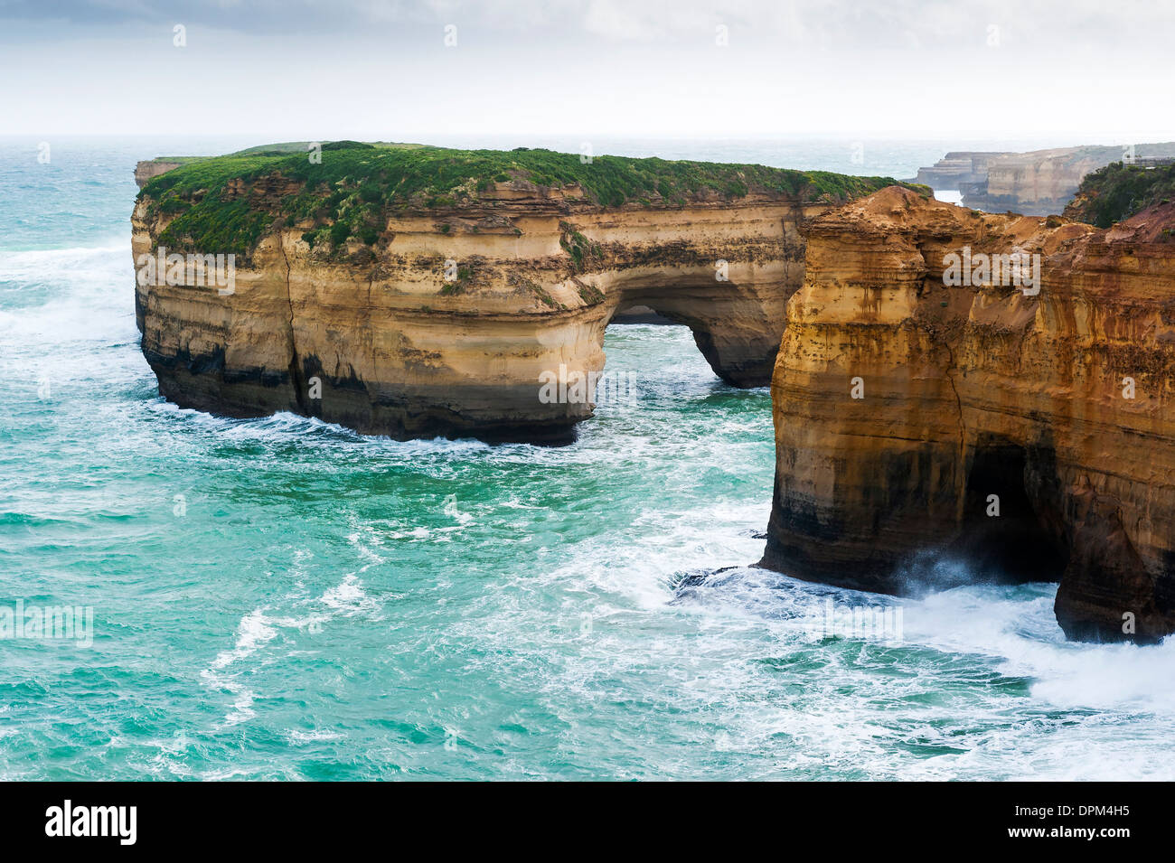 Loch Ard Gorge nahe der zwölf Apostel an einem windigen Frühlingstag auf der Great Ocean Road in Victoria, Australien Stockfoto