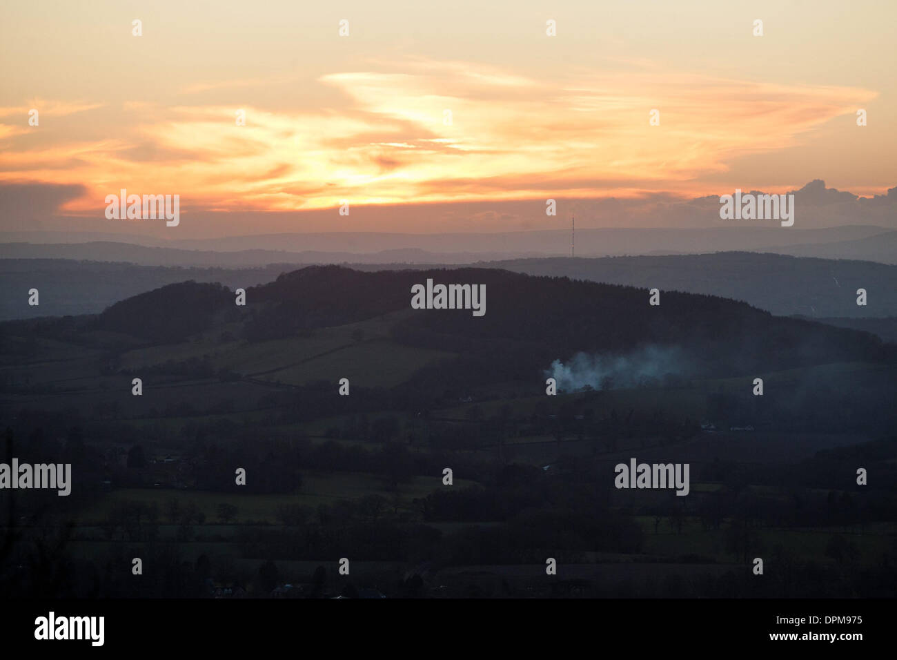 Die Sonne geht hinter den Malvern Hills in Worcester, nach einer Woche heftige Regenfälle in der Region. 28. Dezember 2013. Stockfoto