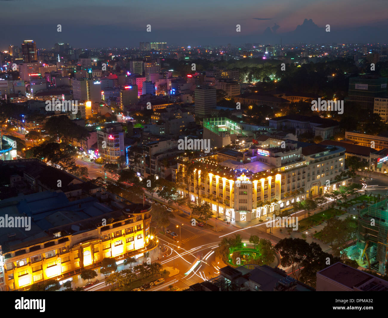 Eine Luftaufnahme des Rex Hotels und Ho-Chi-Minh-Stadt (Saigon), Vietnam in der Nacht. Stockfoto