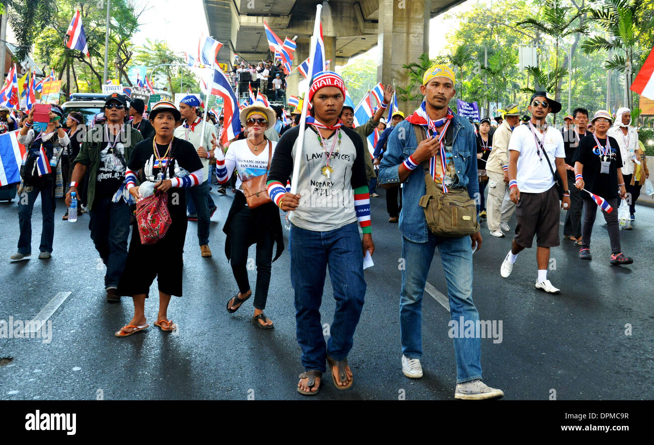 Anti-Regierungs-Demonstranten marschieren auf den Straßen von Bangkok in einem Versuch, die demokratisch gewählte Regierung zu stürzen Stockfoto