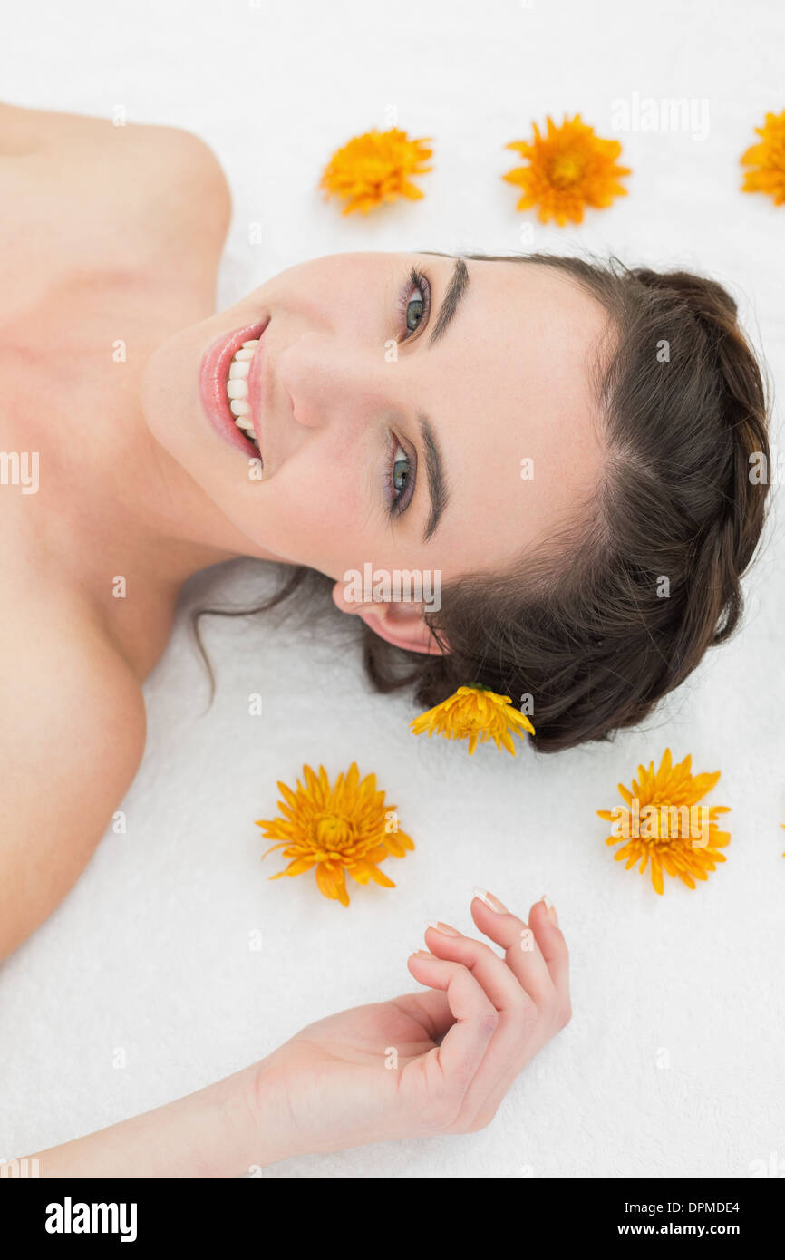 Schöne junge Frau mit Blumen im Beauty-salon Stockfoto