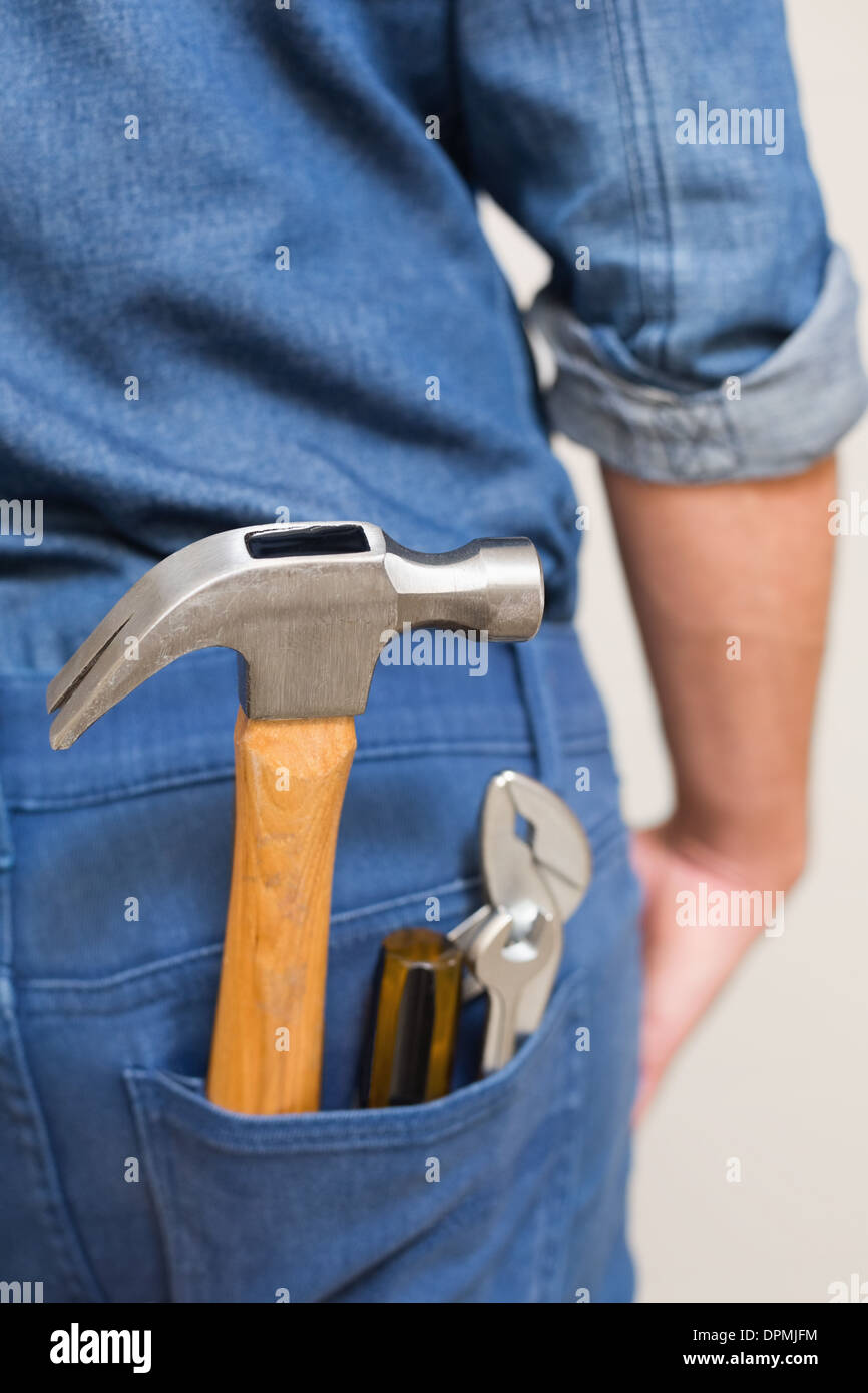 Mehrere Tools in einem Mann hinten Denim Tasche Stockfoto