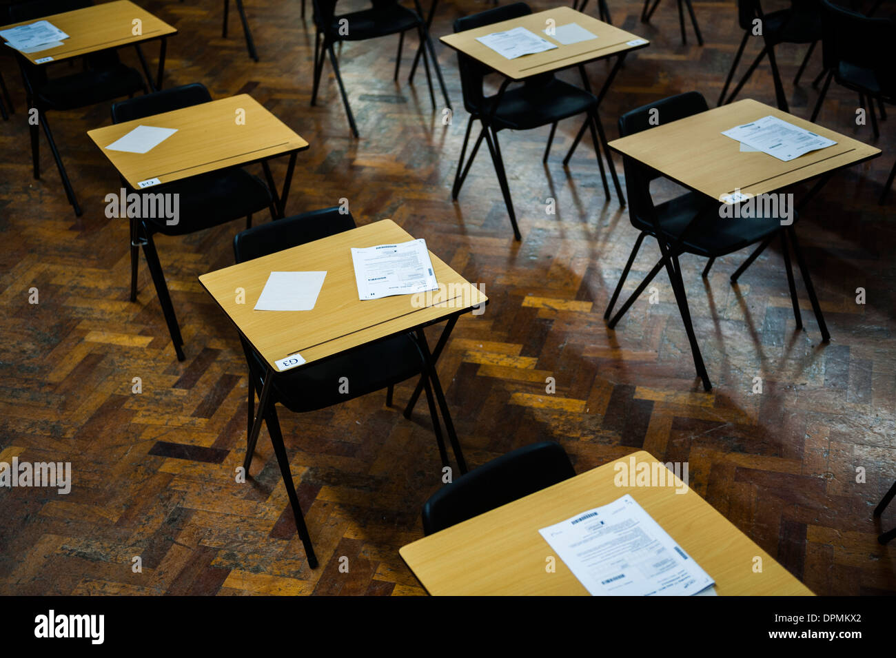 Reihen von leeren Schreibtisch bereit für Welsh GCSE-Schüler ihre Prüfungen in der Schule Halle, Wales UK sitzen Stockfoto