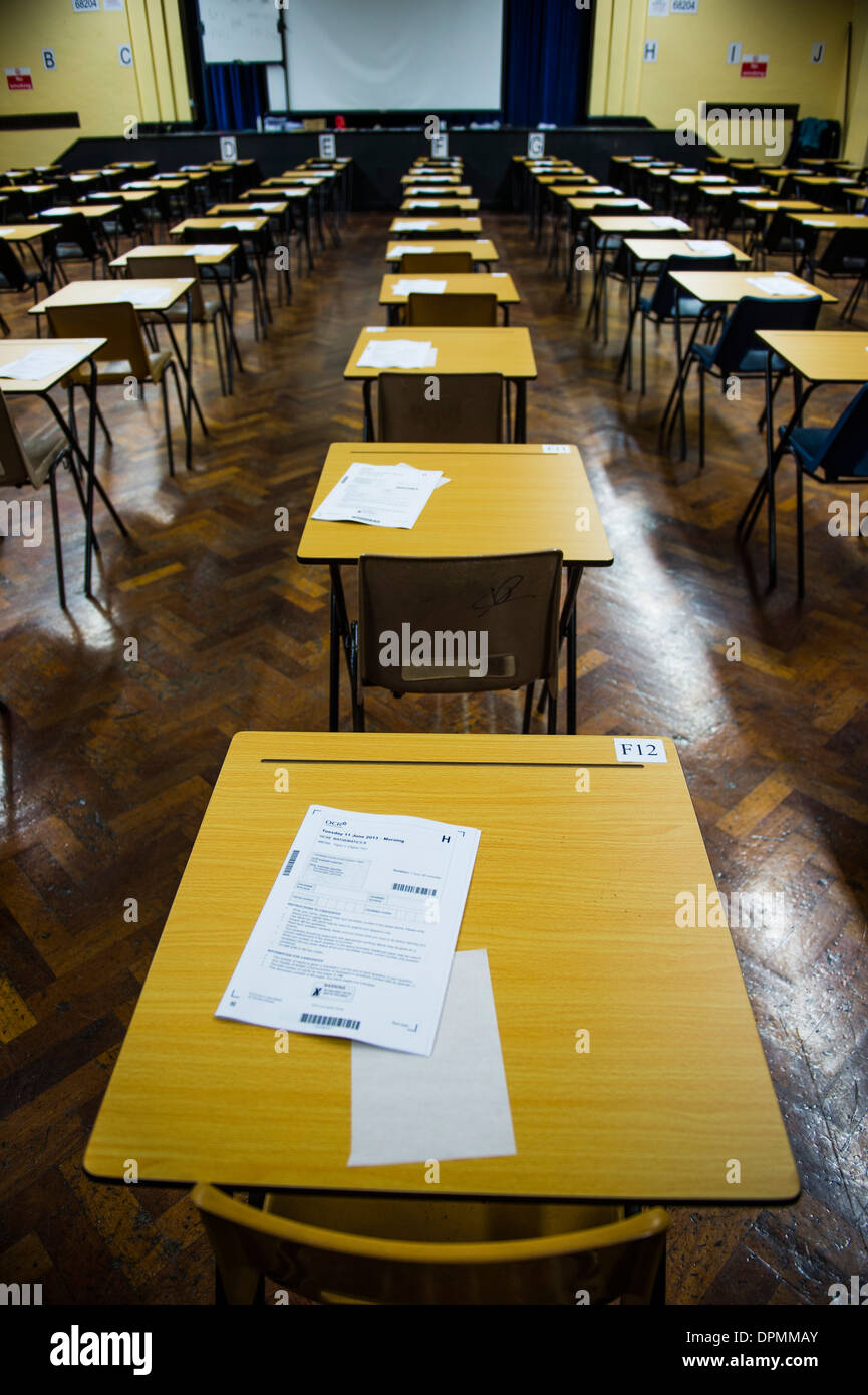 Reihen von leeren Schreibtisch bereit für Welsh GCSE-Schüler ihre Prüfungen in der Schule Halle, Wales UK sitzen Stockfoto