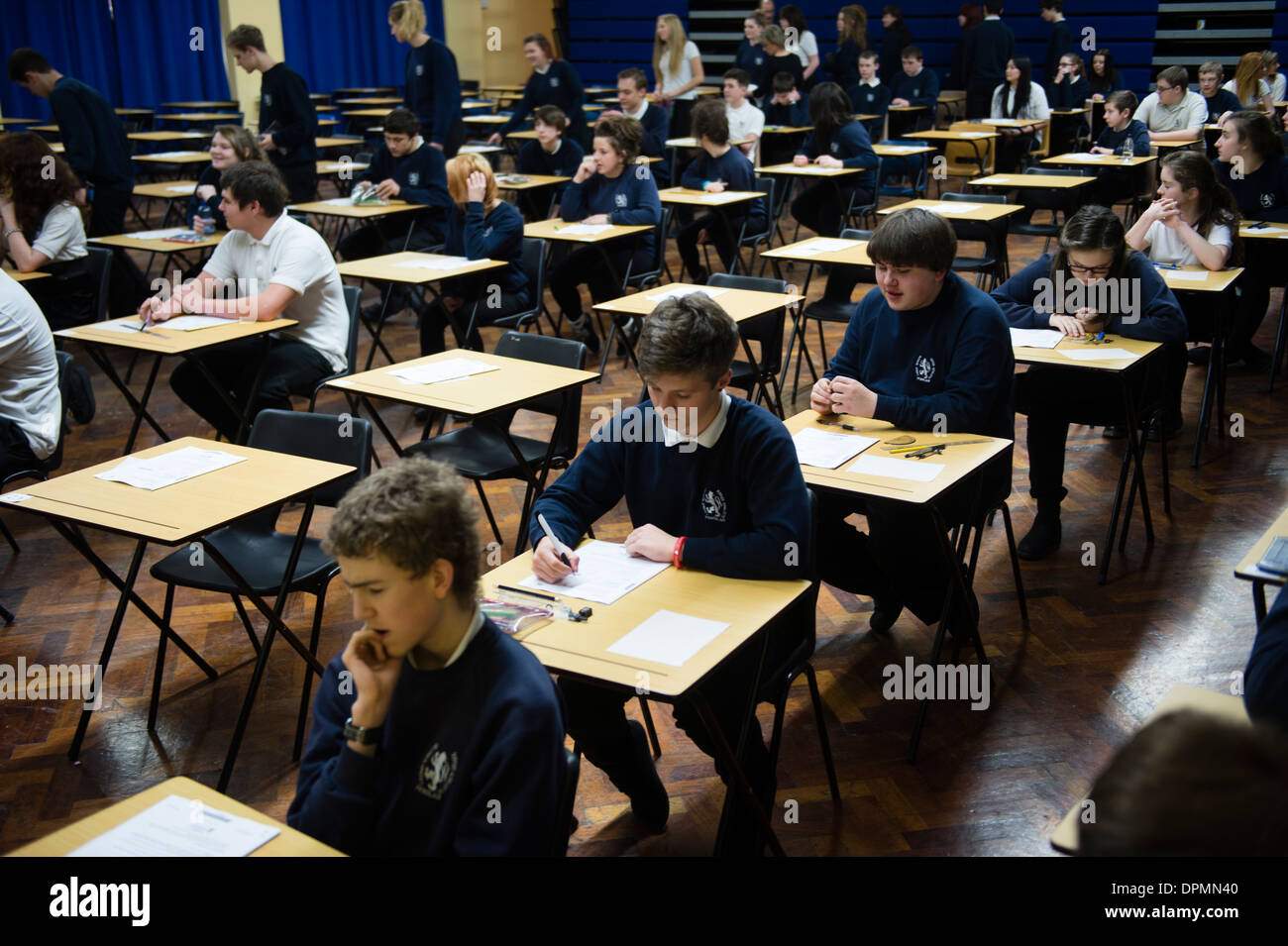 Walisische Teenager GCSE-Schüler sitzen Prüfungen in der Schule Halle, Wales UK Stockfoto