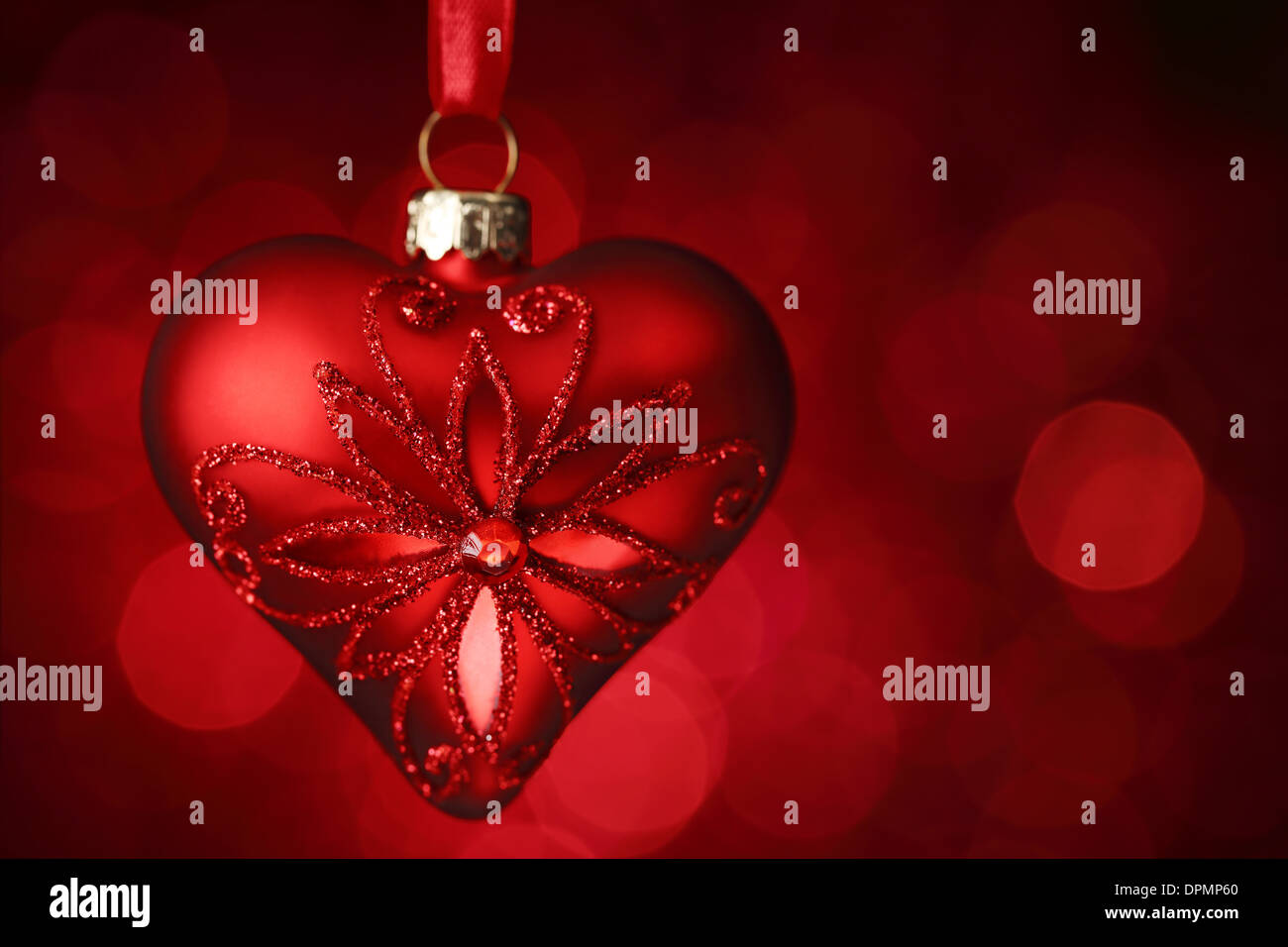 Rotes Herz hängt an abstrakten Hintergrund Stockfoto
