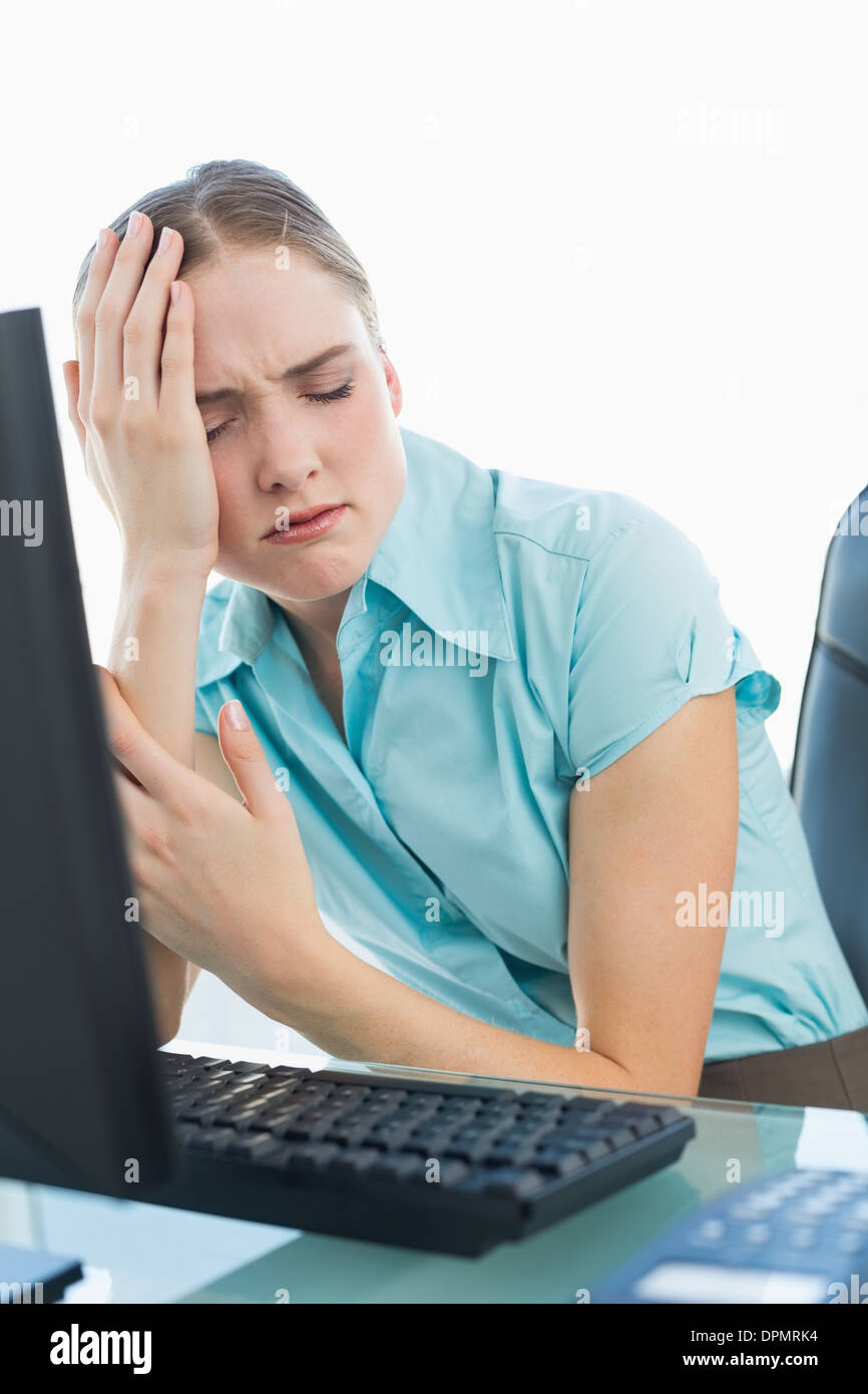 Edel zuckte Geschäftsfrau mit Kopfschmerzen Stockfoto