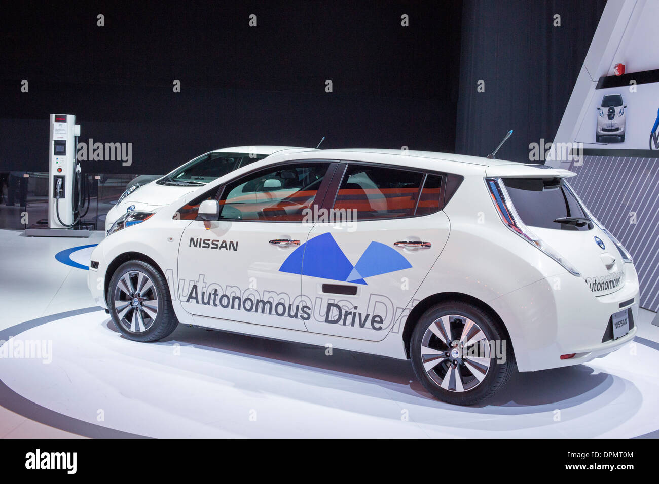 Ein Nissan Leaf ausgestattet als ein autonomes Fahrzeug auf dem Display auf der North American International Auto Show. Stockfoto