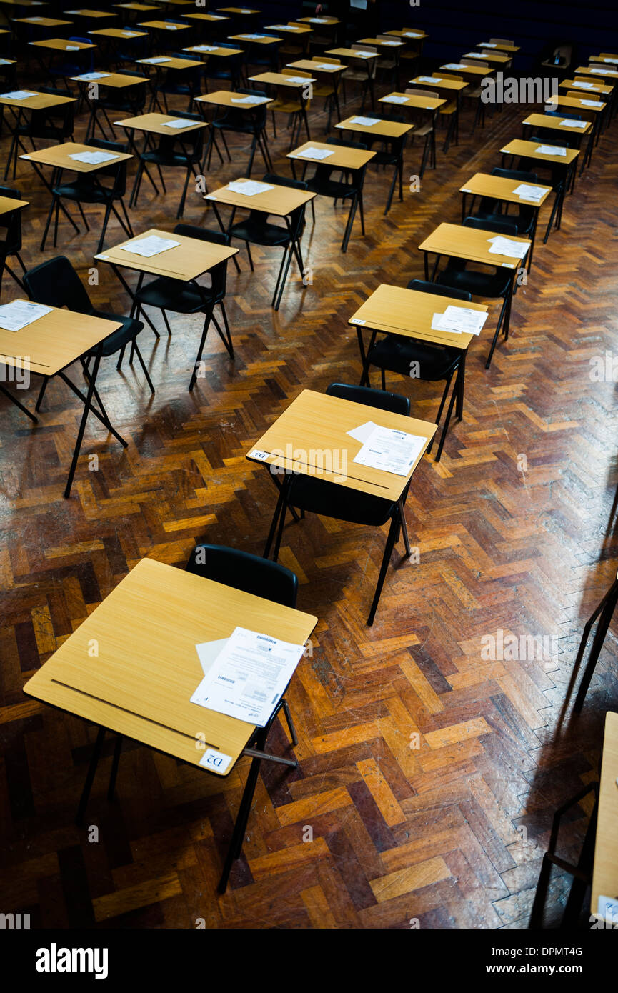 Zeilen Zeilen leere Schreibtische bereit für Waliser [WJEC] GCSE-Schüler sitzen Prüfungen in der Schule Halle, Wales UK Stockfoto
