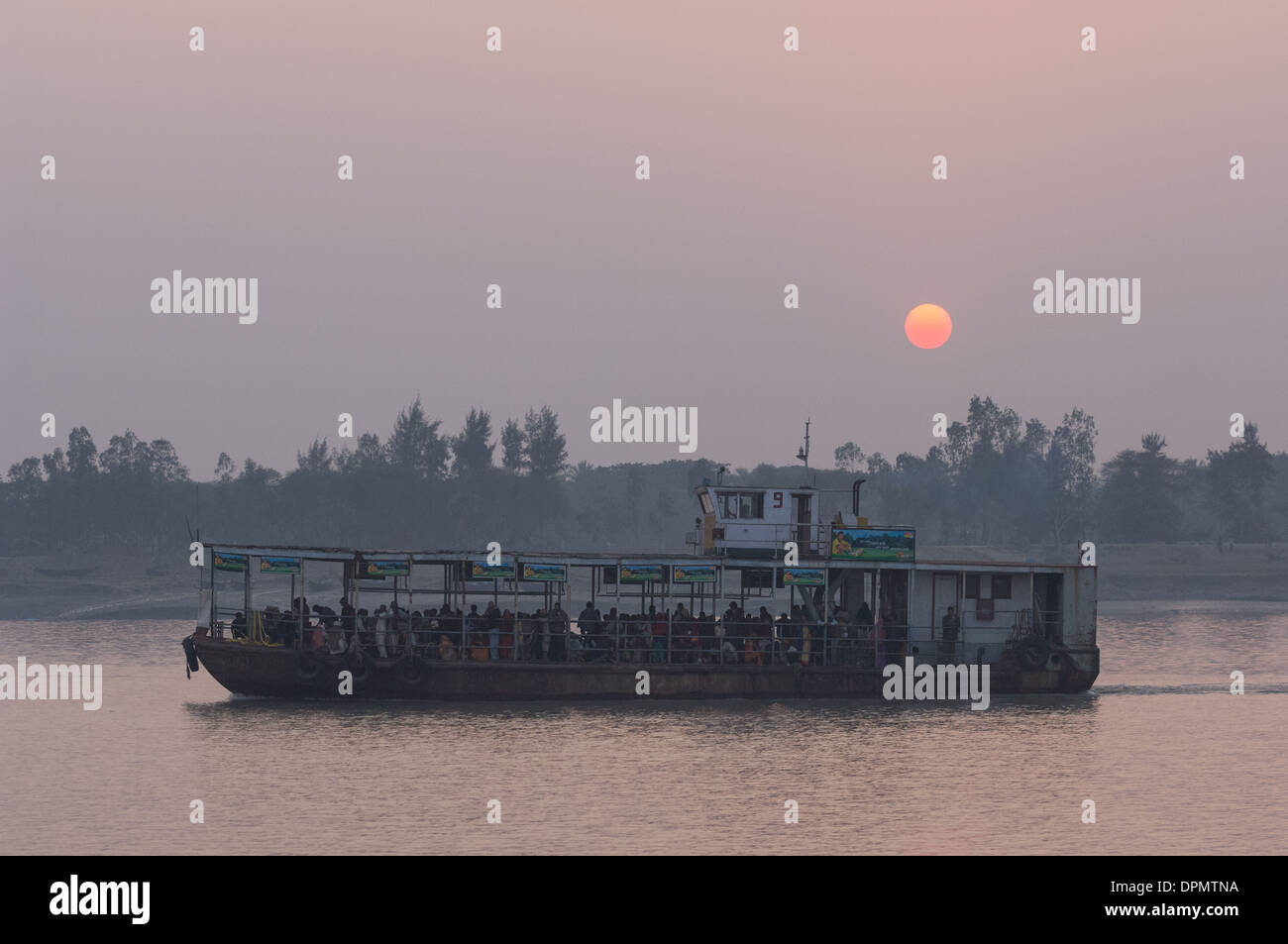 Überfüllte Fähre voller Pilger Richtung Sagar Island bei Sonnenuntergang, für den jährlichen Ganga Sagar Mela, Sagar Island, West Bengal, Indien Stockfoto