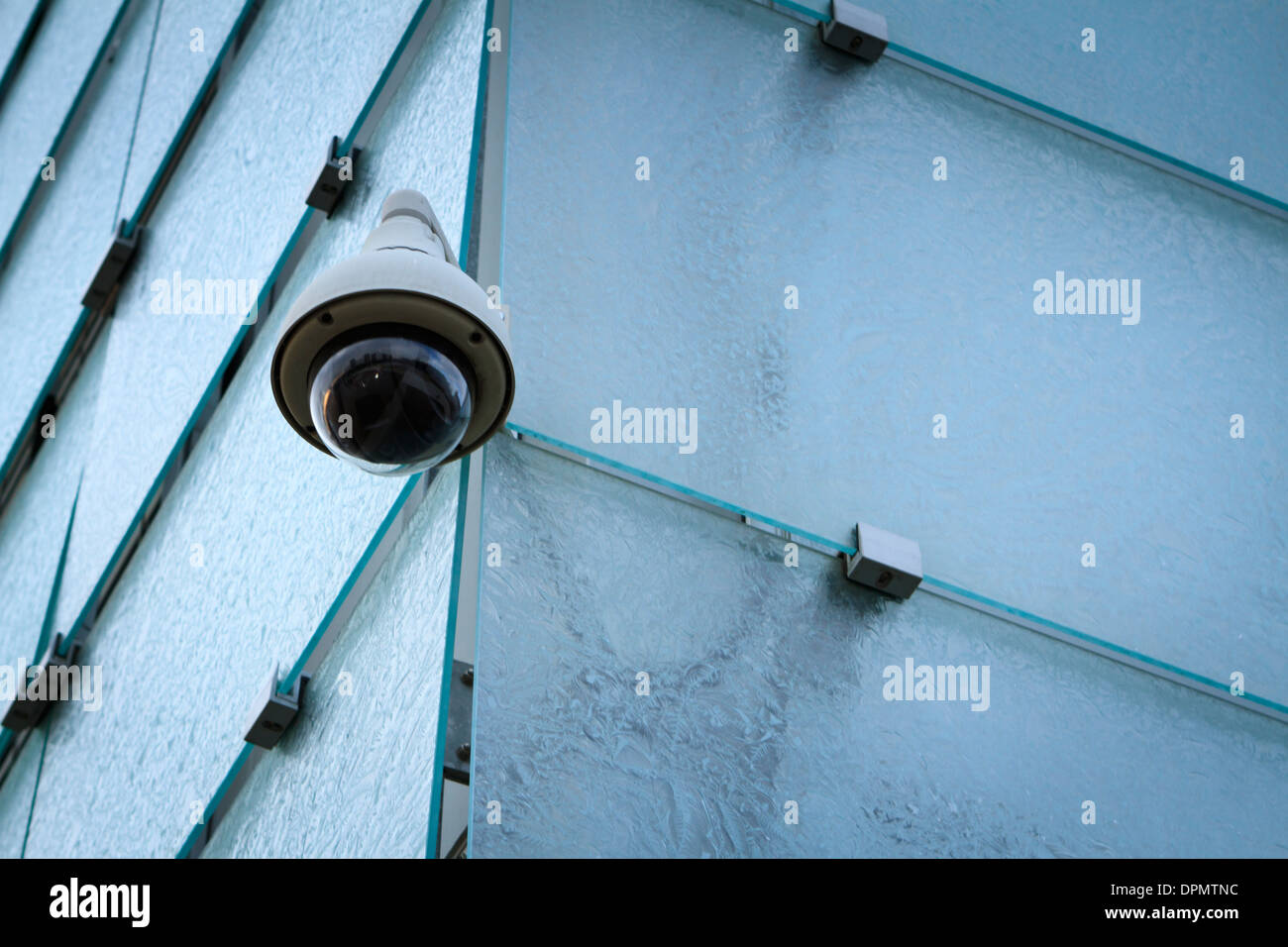 Video-Überwachungskamera auf modernen Glasfassade. Stockfoto