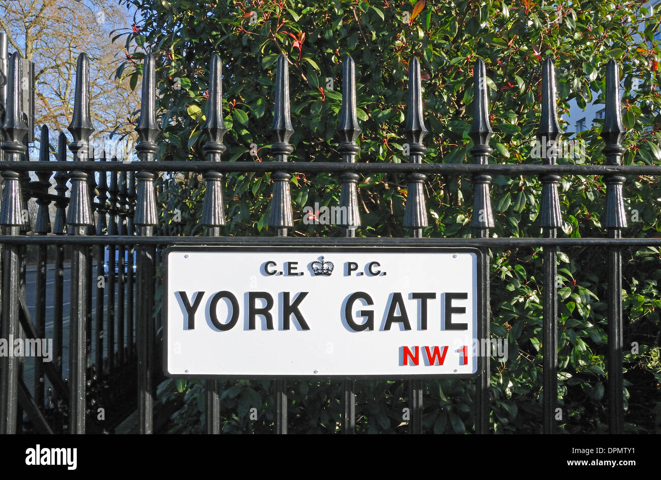 York Gate NW1 C.E.P.C. Straßenschild auf Geländer, London England UK Crown Estate ebnet Zentralkommission Stockfoto