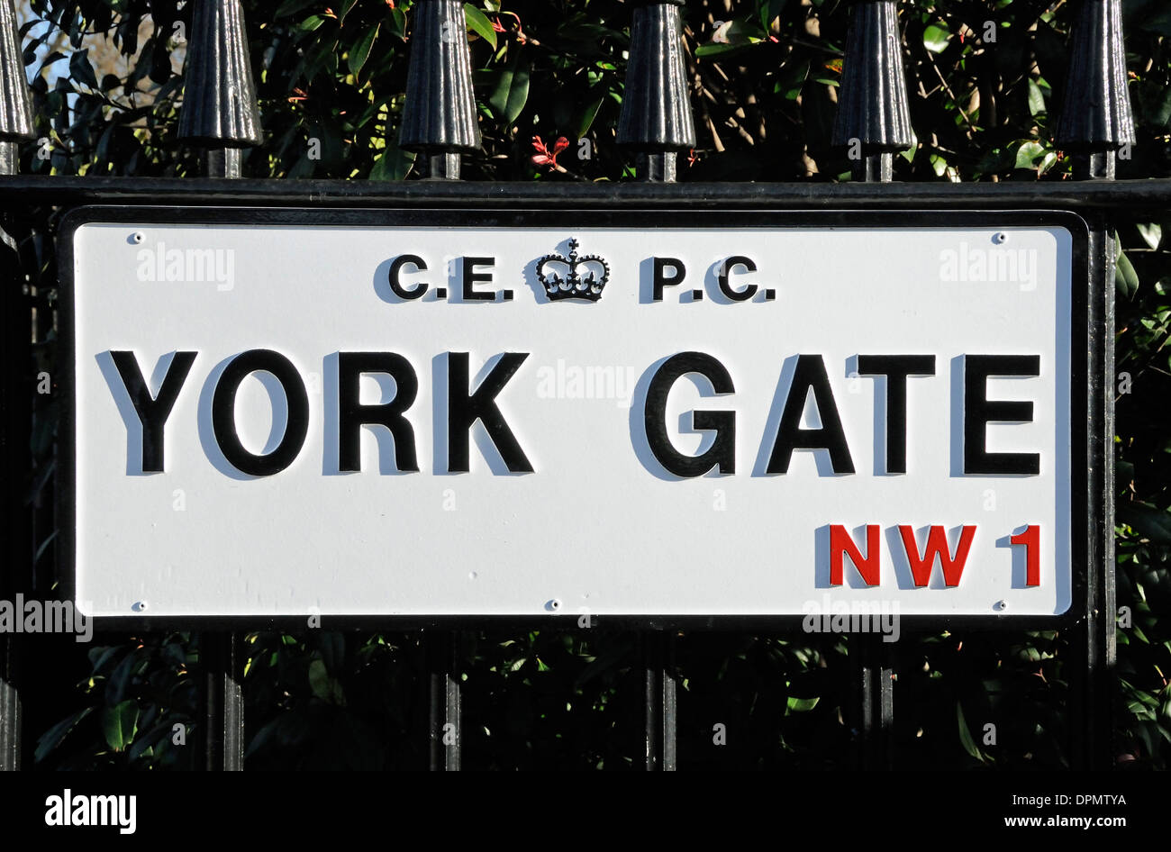 York Gate NW1 C.E.P.C. Straßenschild, London England UK Crown Estate ebnet Zentralkommission Stockfoto