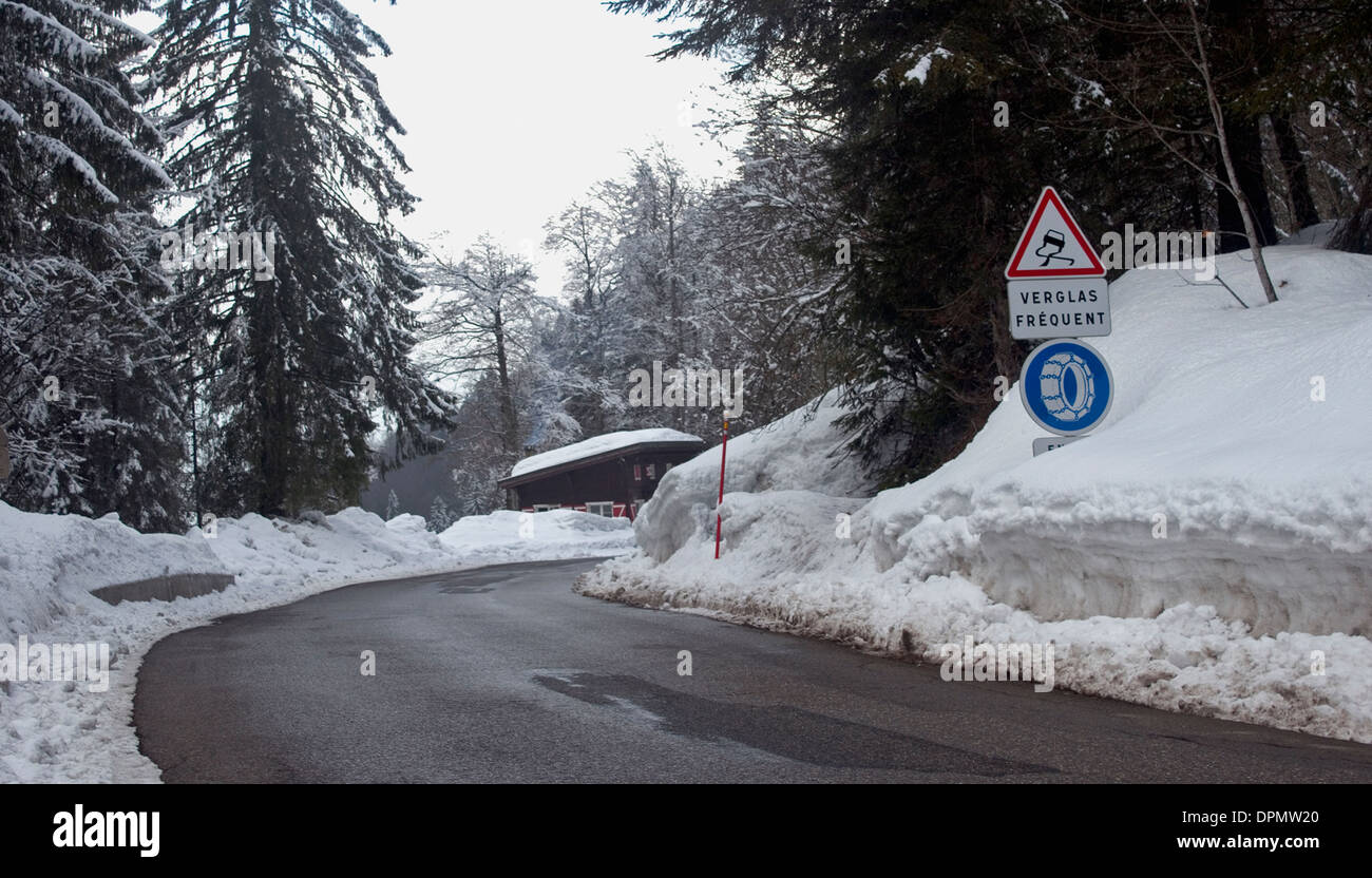 Französische Straße melden für Schneeketten und hütet euch vor Glatteis Stockfoto