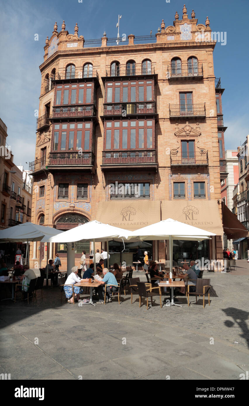 Robles Laredo Restaurant am nördlichen Ende der Plaza de San Francisco, Sevilla (Sevilla), Andalusien, Spanien. Stockfoto