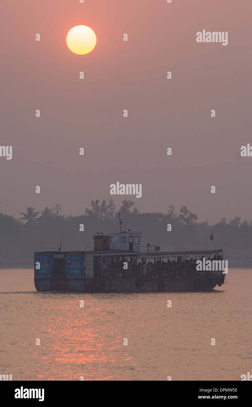 Überfüllte Fähre voller Pilger Richtung Sagar Island bei Sonnenuntergang, für den jährlichen Ganga Sagar Mela, Sagar Island, West Bengal, Indien Stockfoto