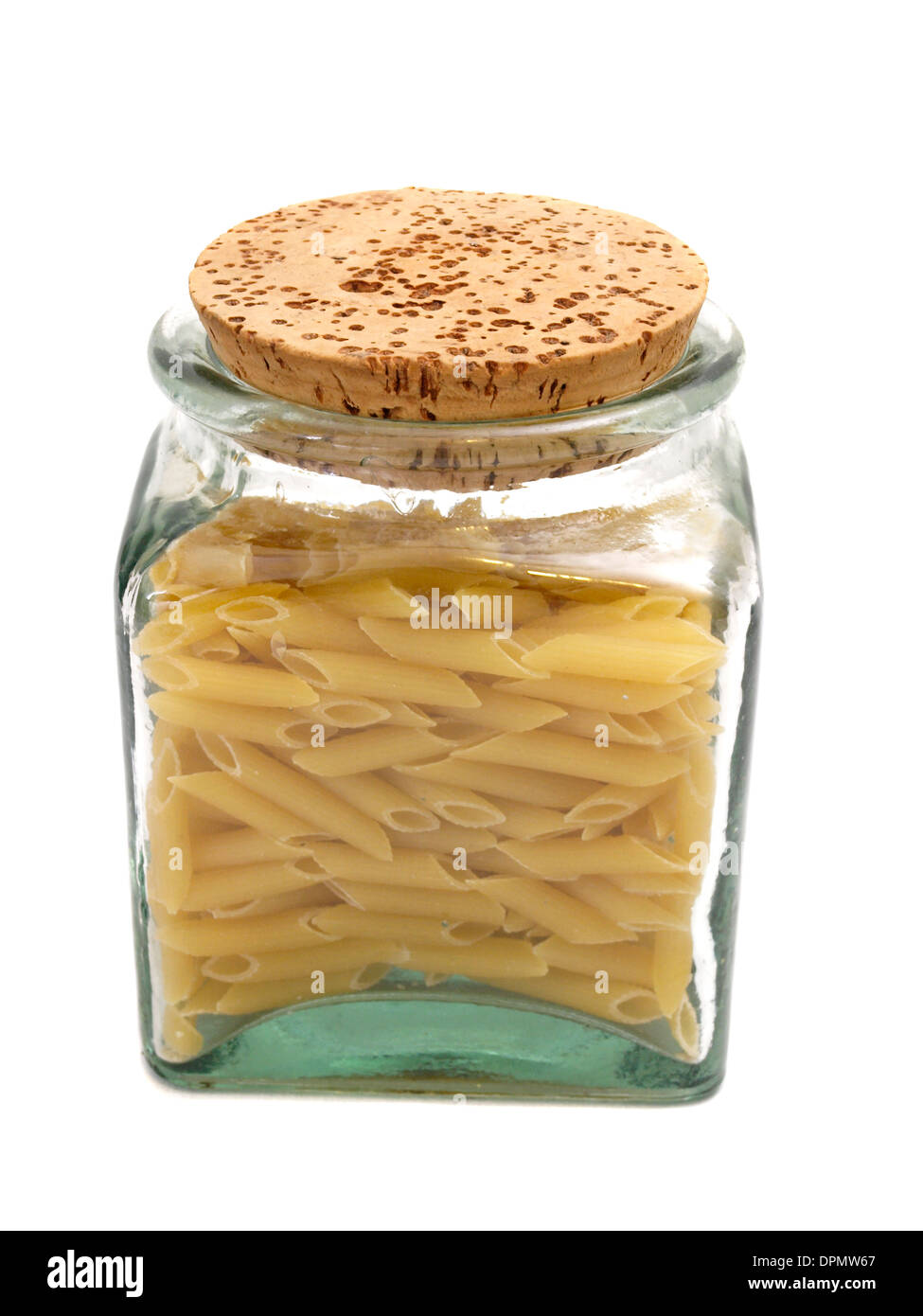 Glas Vorratsgefäß Pasta auf weißem Hintergrund Stockfoto