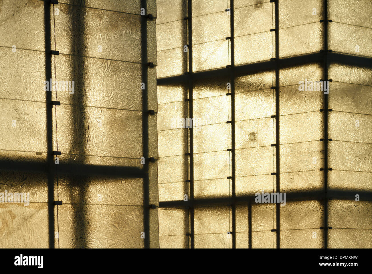 Nahaufnahme der Fassade Glasscheiben mit Relief des Frost-Effekt. Stockfoto