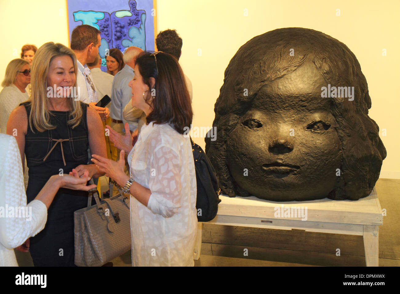 Miami Beach, Florida, Convention Center, Zentrum, Art Basel, Veranstaltung, Vernissage und Vorschau, Erwachsene Erwachsene Frauen Frauen weibliche Dame, reden, diskutieren, Kunst, se Stockfoto