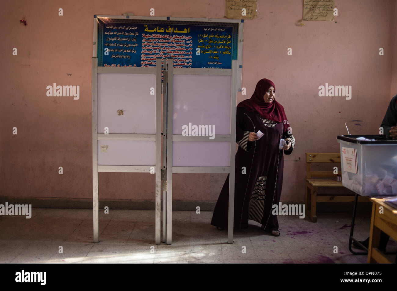 Kairo, Ägypten. 15. Januar 2014. Eine Frau wirft ihre Stimme in einem Wahllokal in Maadi, Kairo, Bezirkshauptstadt von Ägypten, am 15. Januar 2014. Ägypter beendet Mittwoch ihrer zweitägigen Abstimmung über das Land neuen Verfassungsentwurf, die weithin gilt als Meilenstein im politischen Übergang Ägyptens nach islamistischen Präsident Mohamed Morsi im Juli letzten Jahres gestürzt wurde. Bildnachweis: Pan-Chaoyue/Xinhua/Alamy Live-Nachrichten Stockfoto