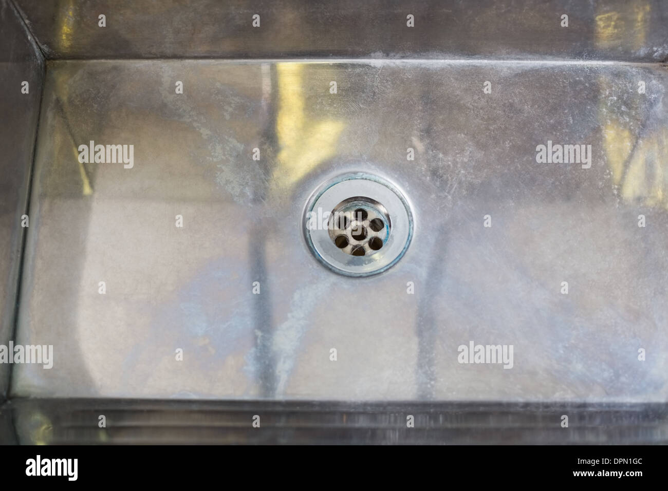 Edelstahl-Spüle und Abfluss Stockfoto