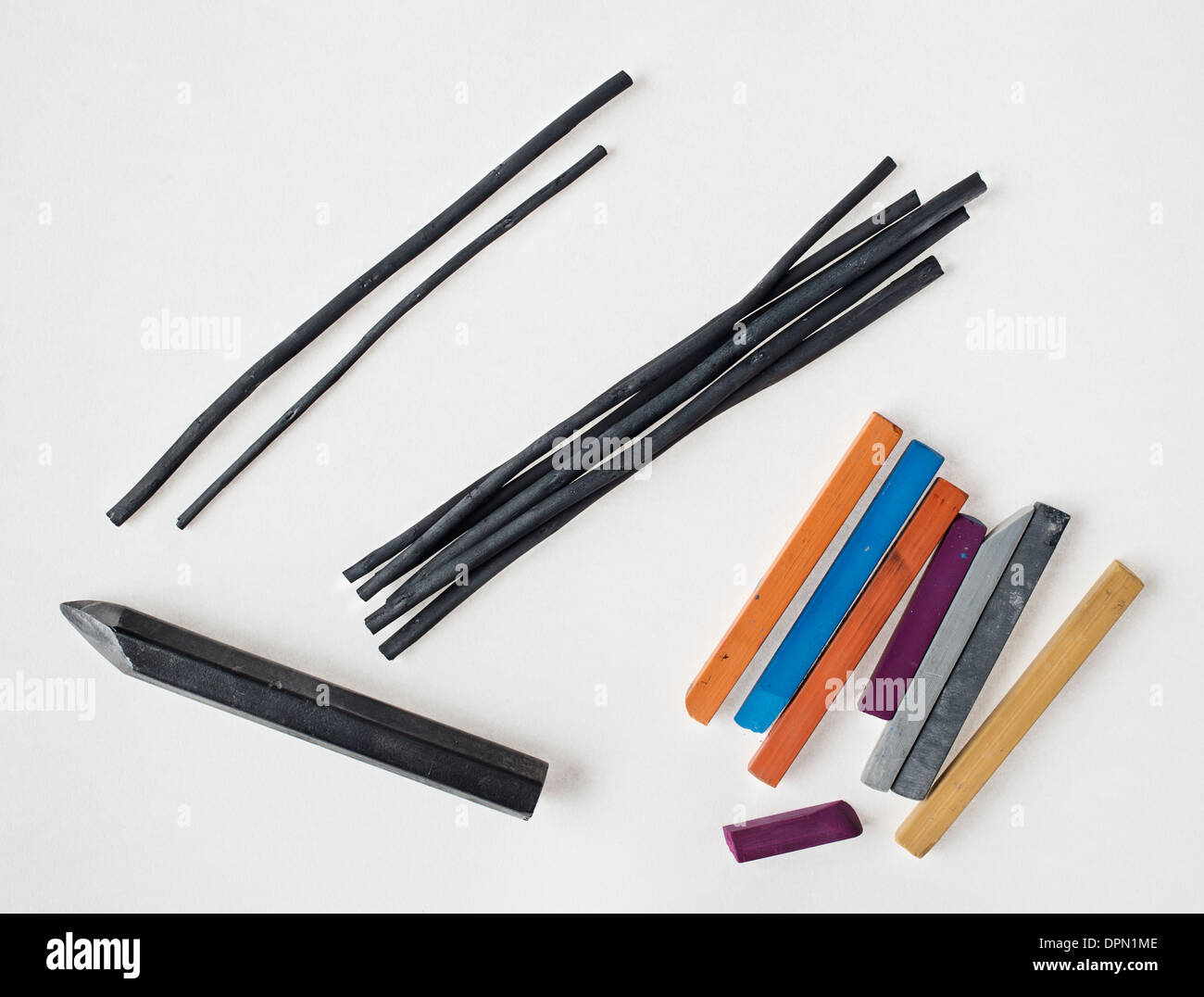 Künstlerisches zeichnen und skizzieren Werkzeuge: Graphit Bleistift, Buntstifte, Kohle, Pastell Kreide auf weißem Hintergrund Stockfoto